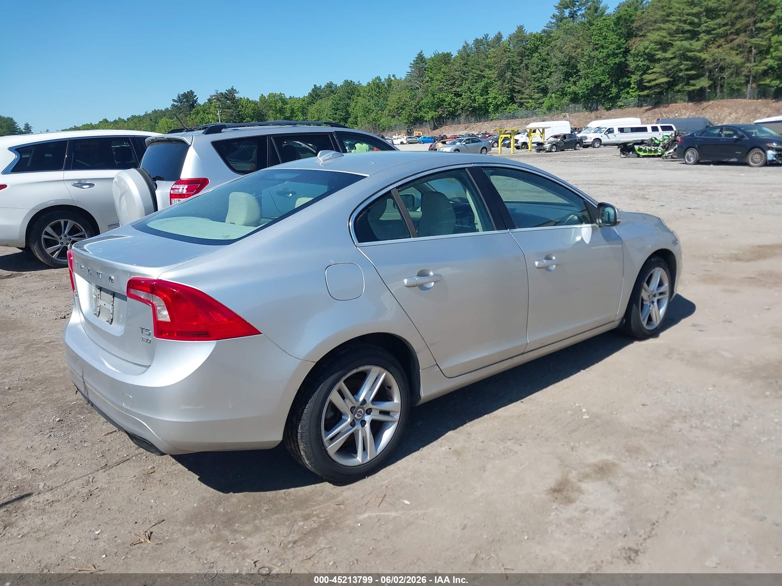 2015 Volvo S60 T5 Premier Серебряный vin: YV1612TKXF2356897