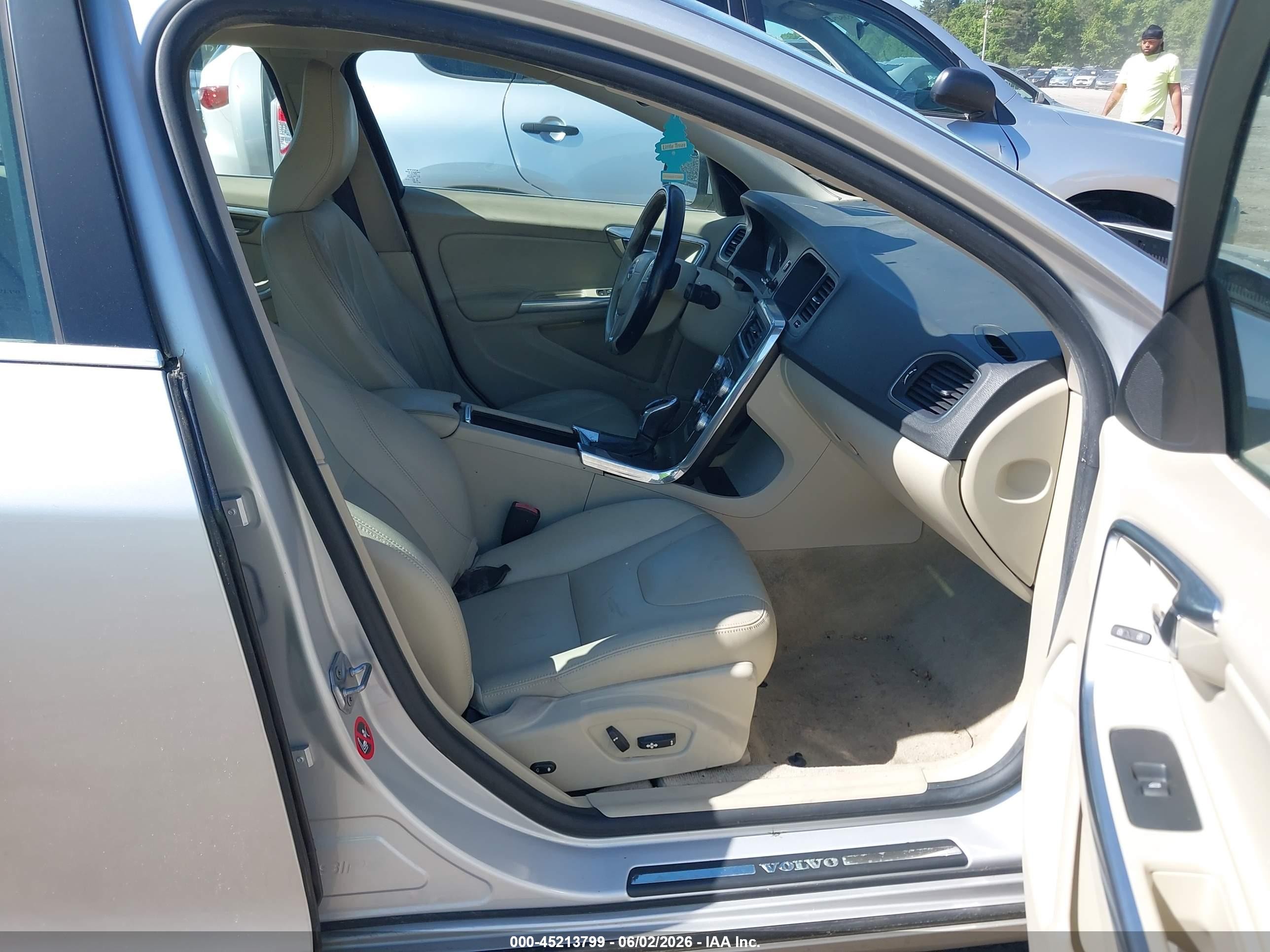 2015 Volvo S60 T5 Premier Серебряный vin: YV1612TKXF2356897