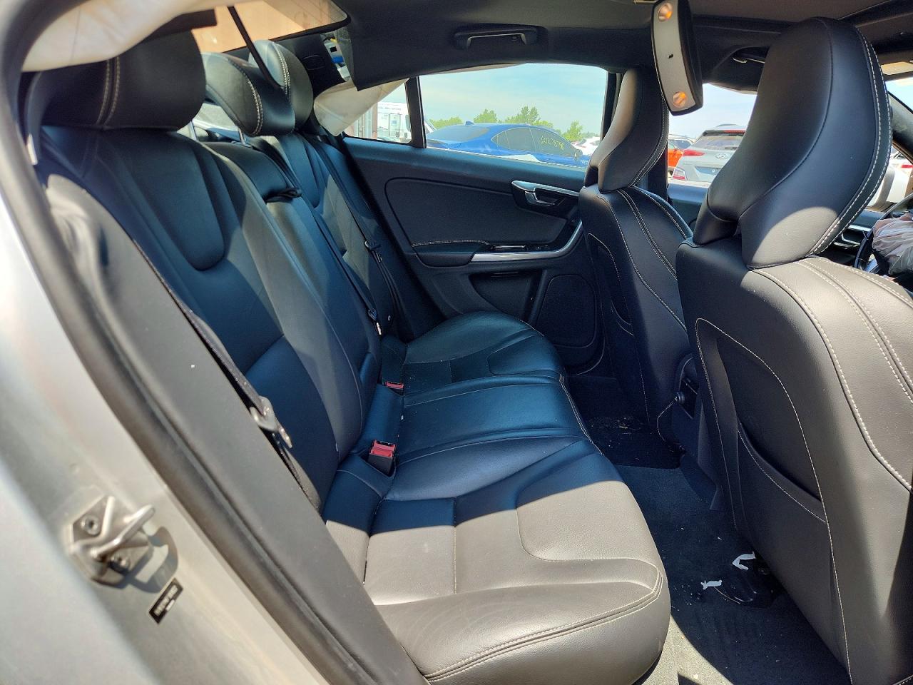 2015 Volvo S60 Platinum Silver vin: YV1612TM6F1361022