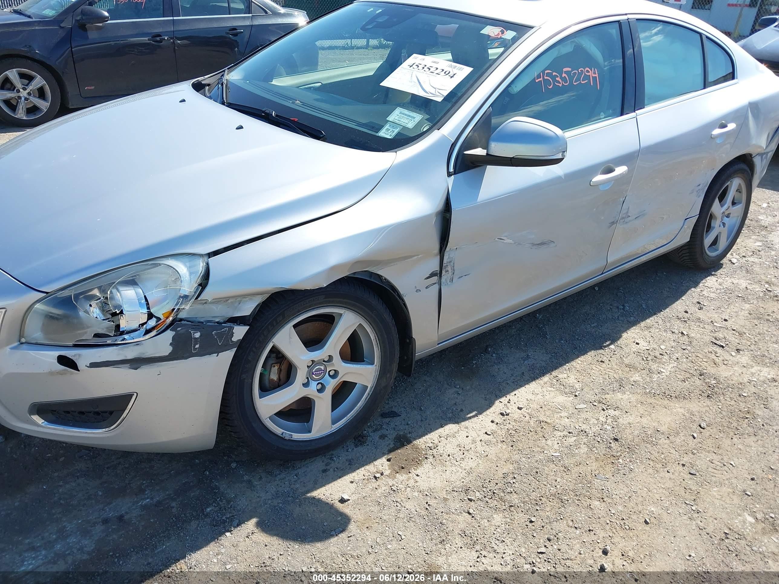 2012 Volvo S60 T5 Silver vin: YV1622FS1C2114584