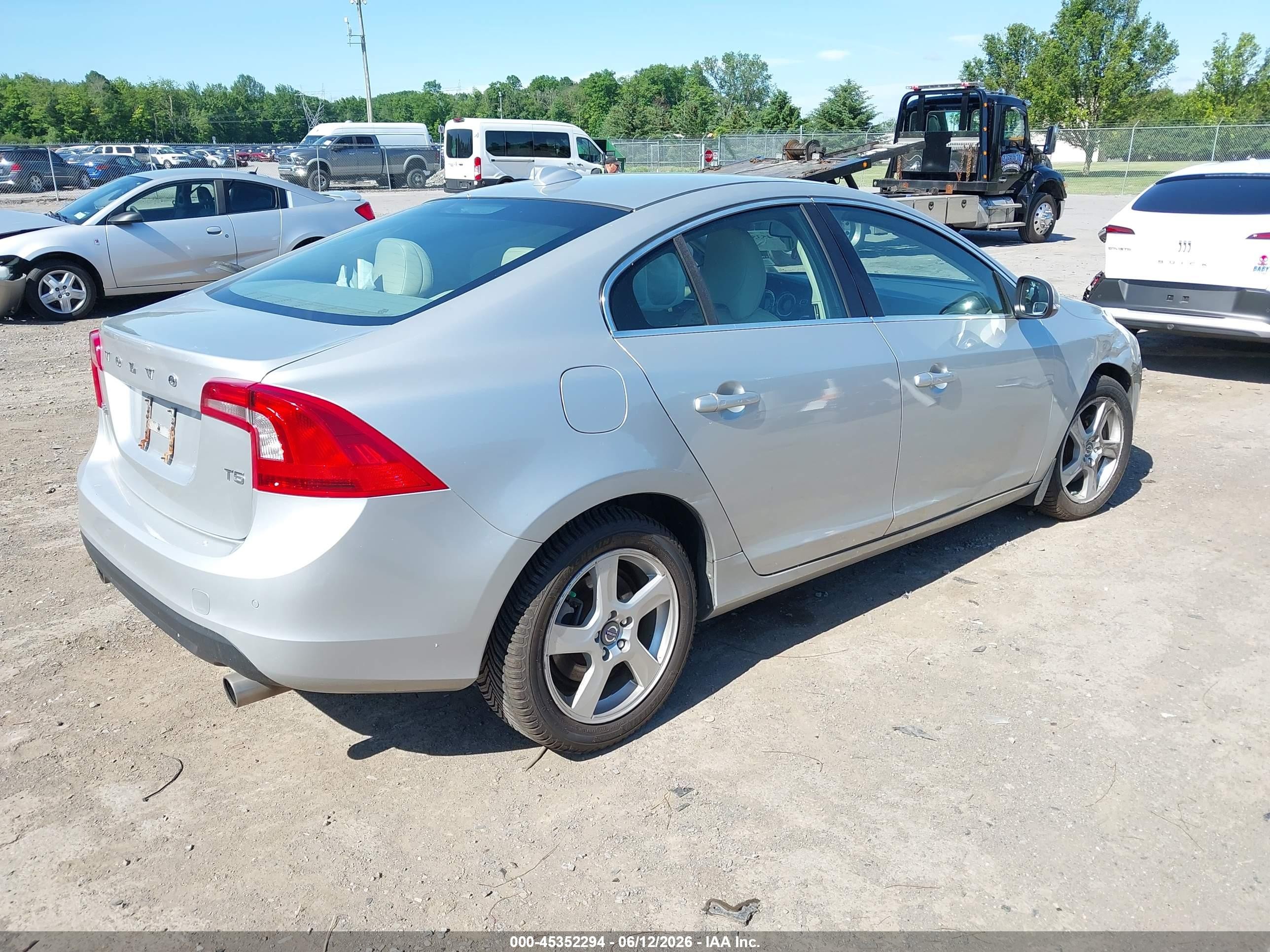 2012 Volvo S60 T5 Silver vin: YV1622FS1C2114584