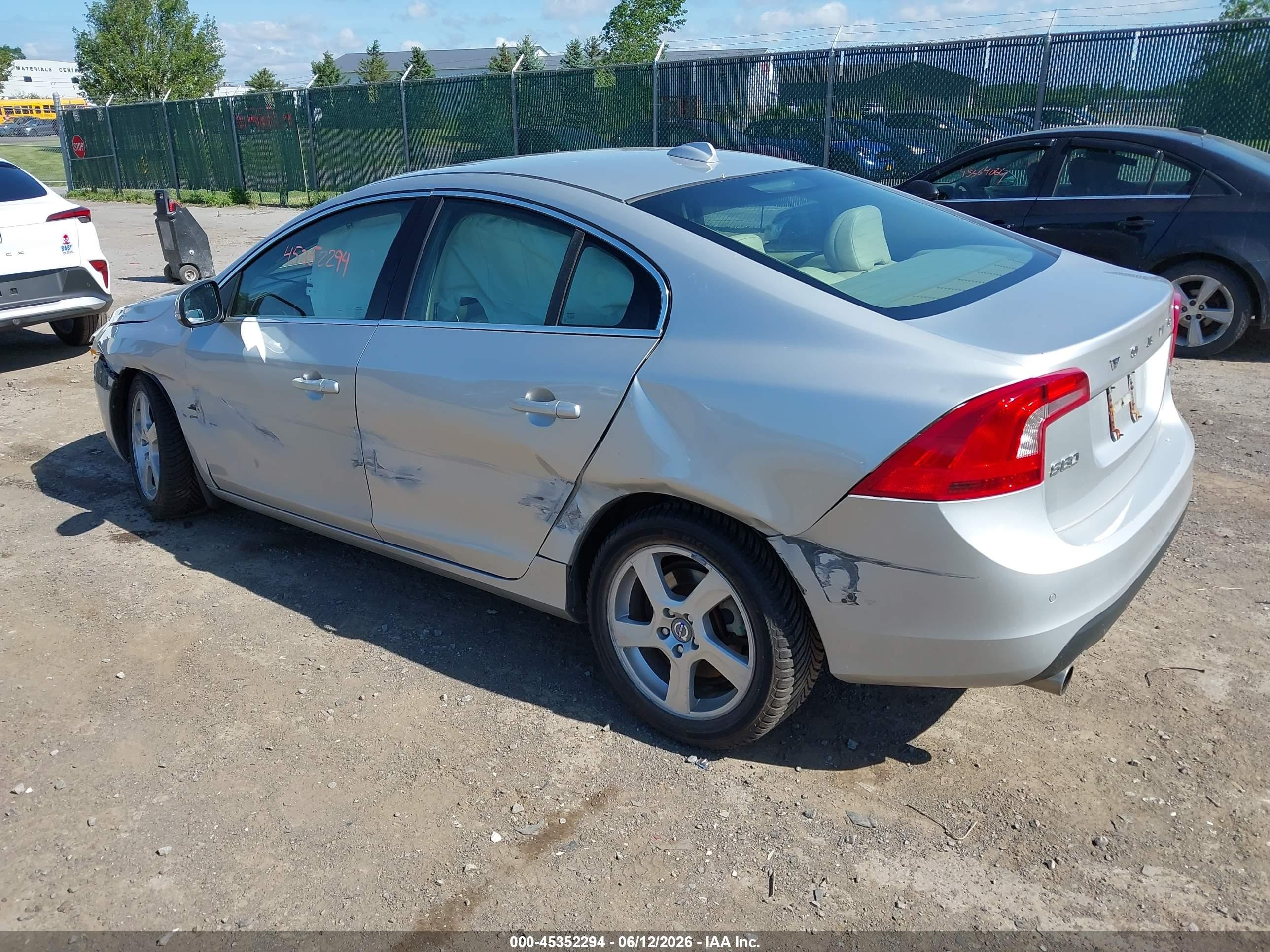 2012 Volvo S60 T5 Silver vin: YV1622FS1C2114584