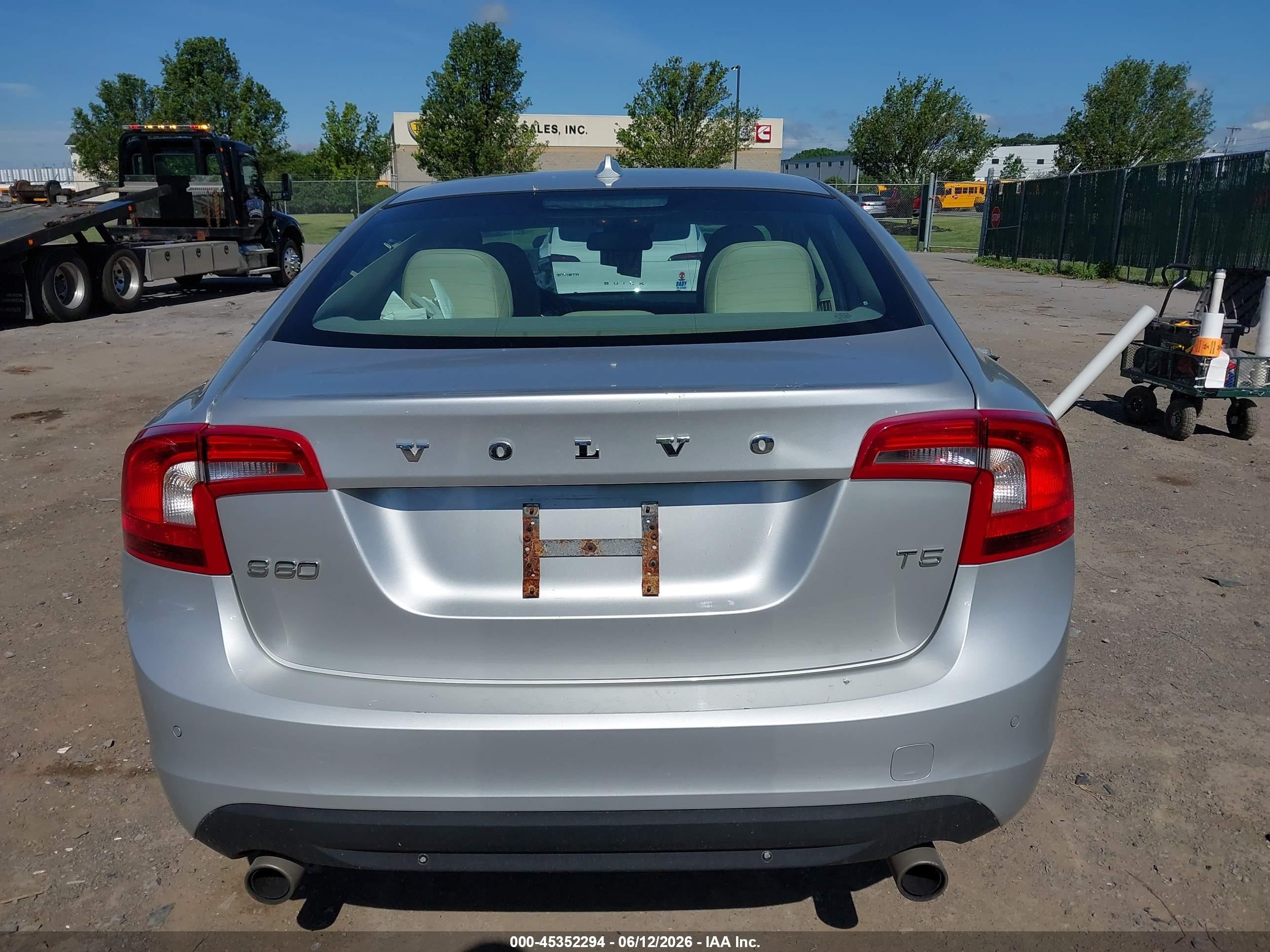 2012 Volvo S60 T5 Silver vin: YV1622FS1C2114584