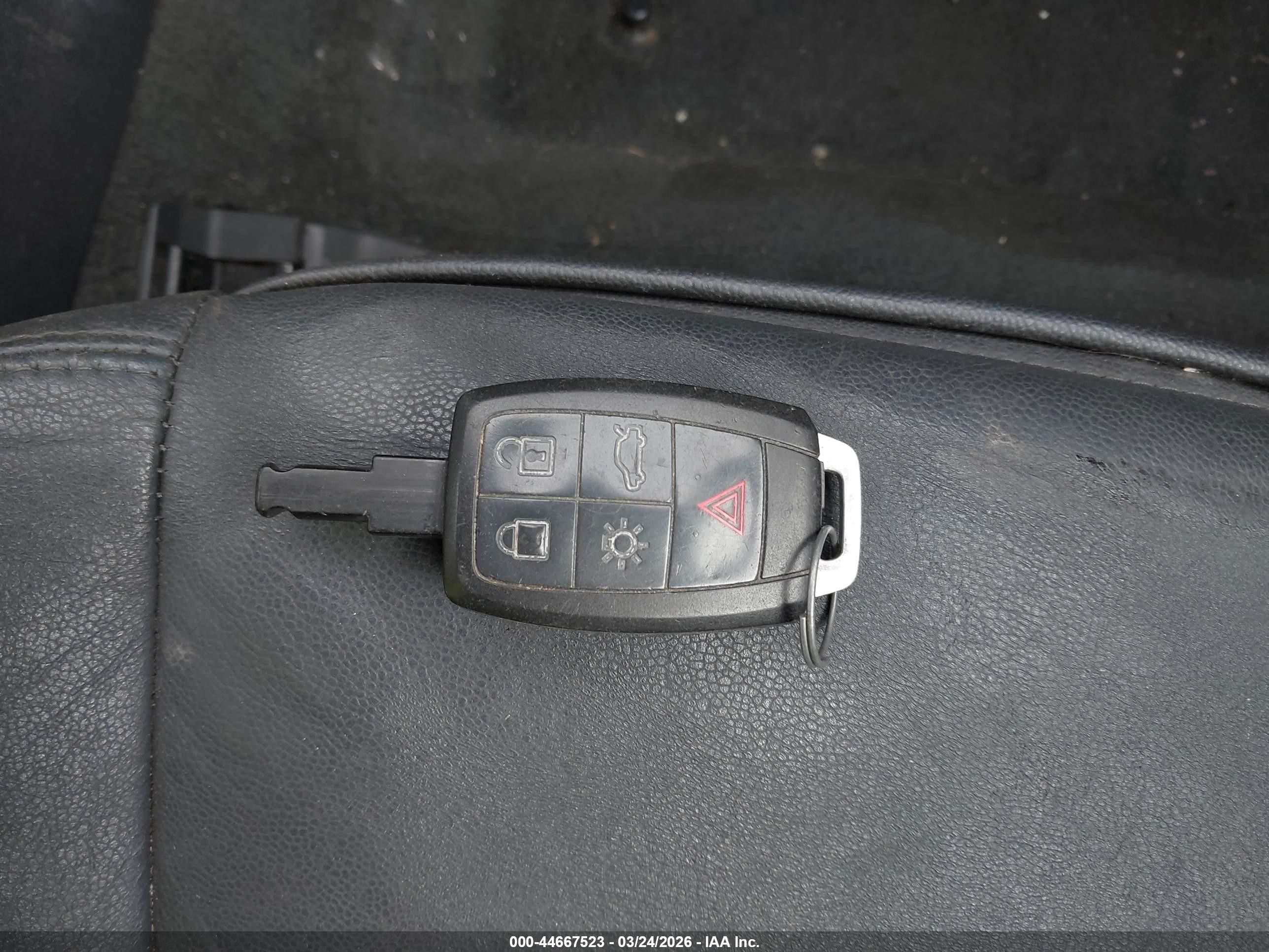 2010 Volvo C70 T5 Silver vin: YV1672MC0AJ091895