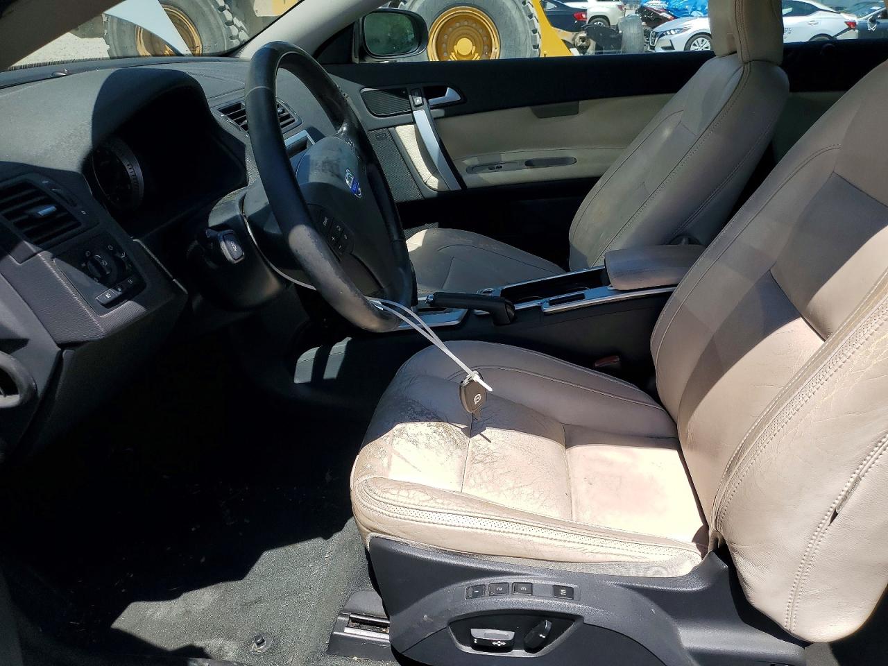2011 Volvo C70 White vin: YV1672MC0BJ107076