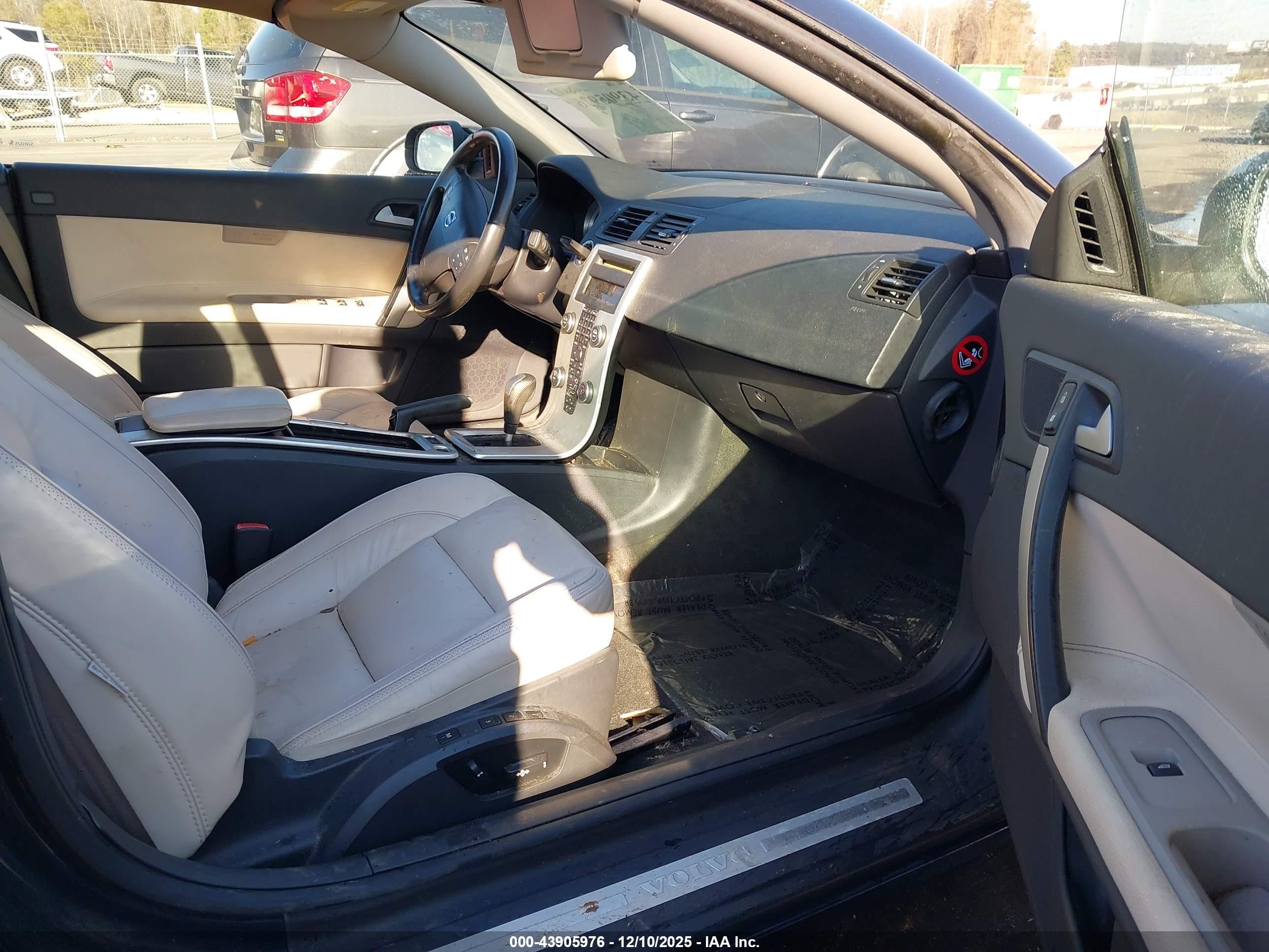 2012 Volvo C70 T5 Dark Blue vin: YV1672MC4CJ124934