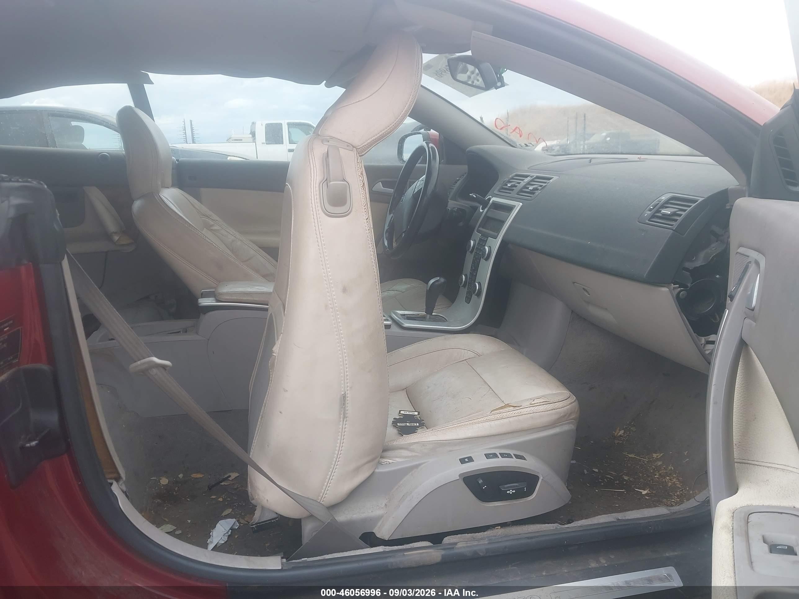 2011 Volvo C70 T5 Red vin: YV1672MC9BJ120182