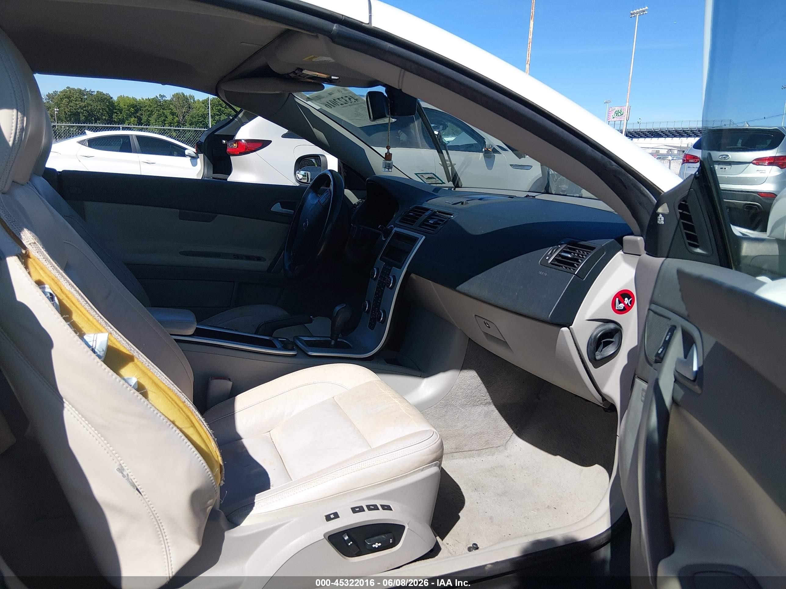 2011 Volvo C70 T5 White vin: YV1672MCXBJ118246