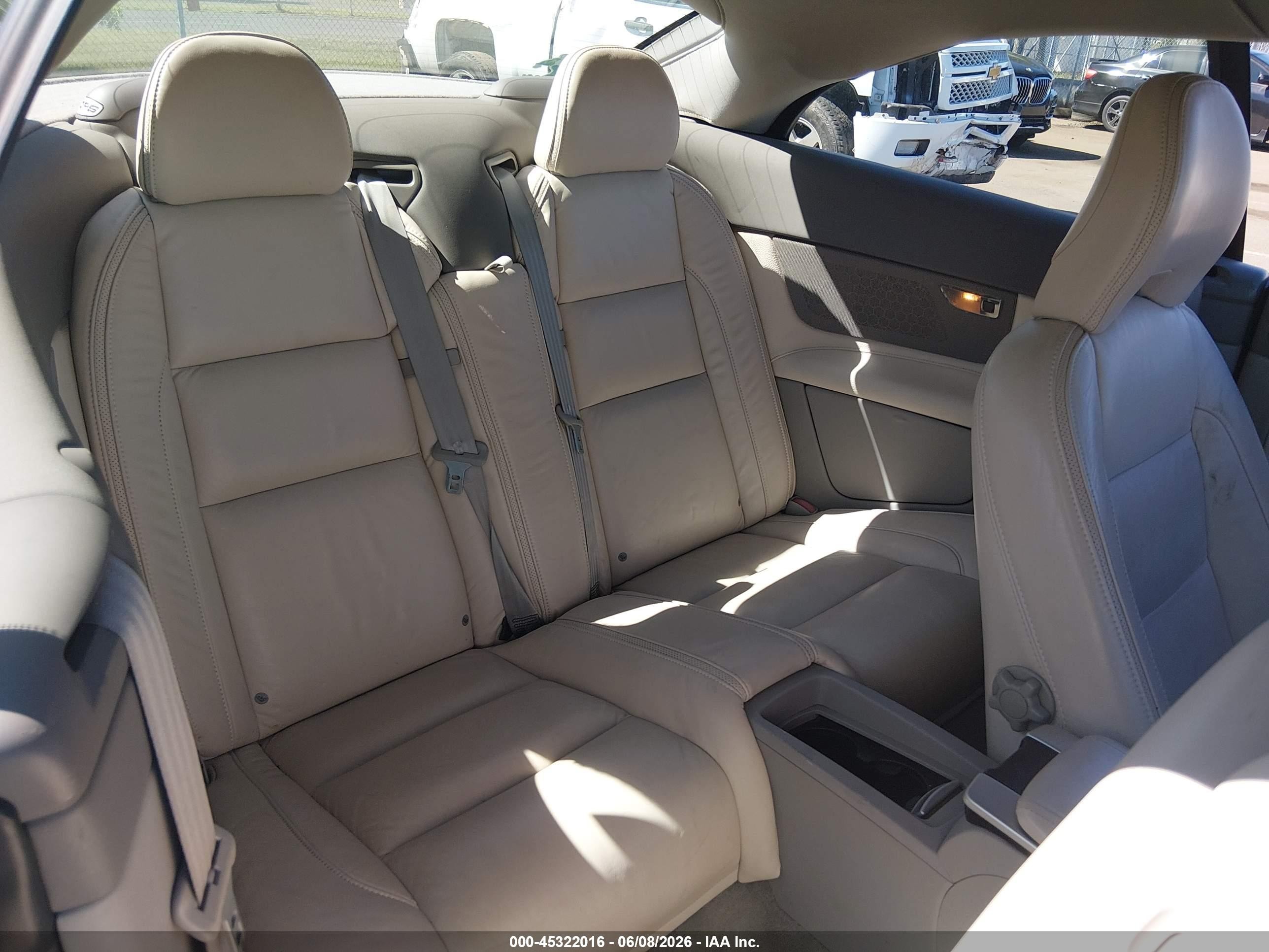 2011 Volvo C70 T5 White vin: YV1672MCXBJ118246
