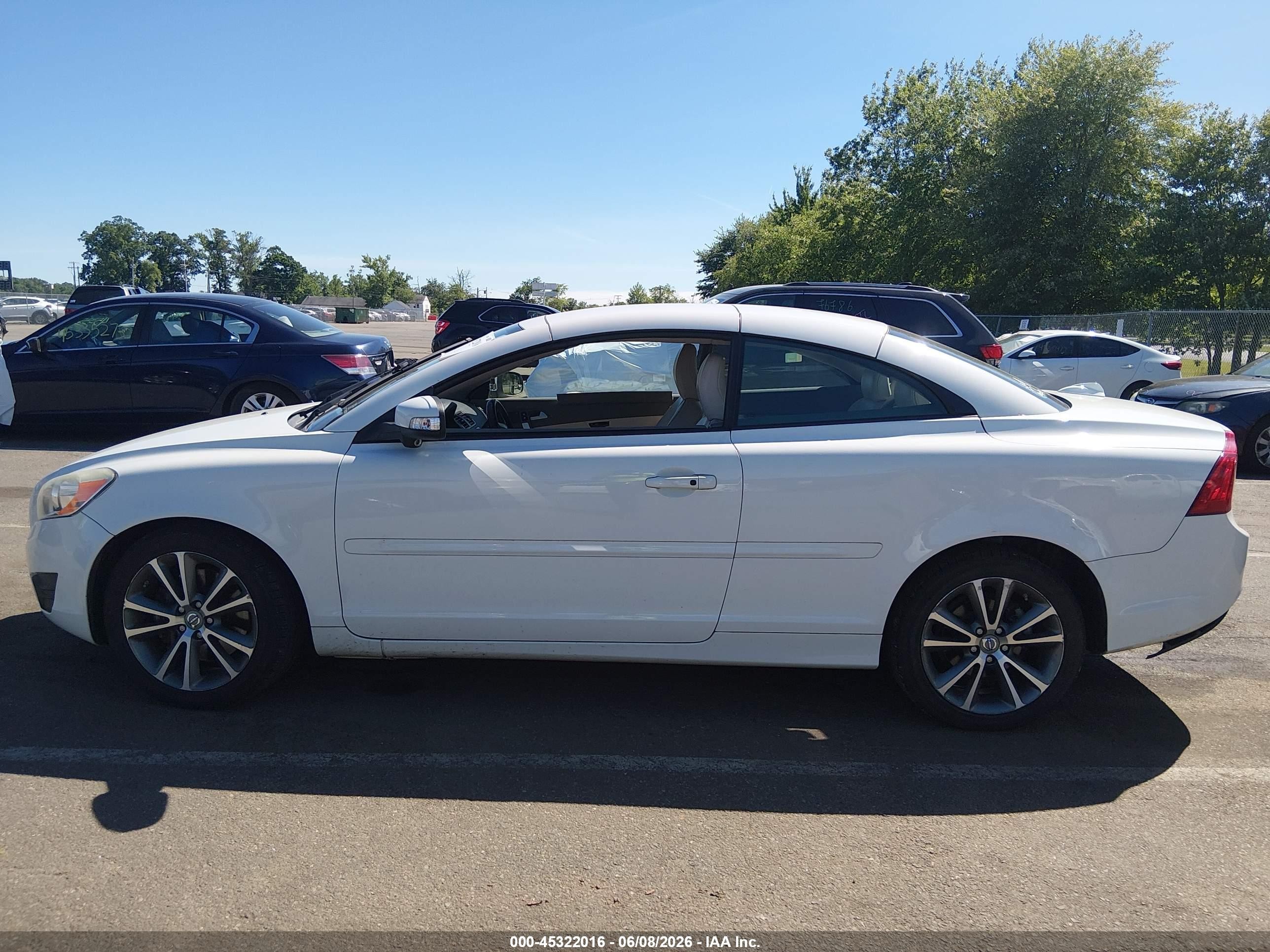2011 Volvo C70 T5 White vin: YV1672MCXBJ118246