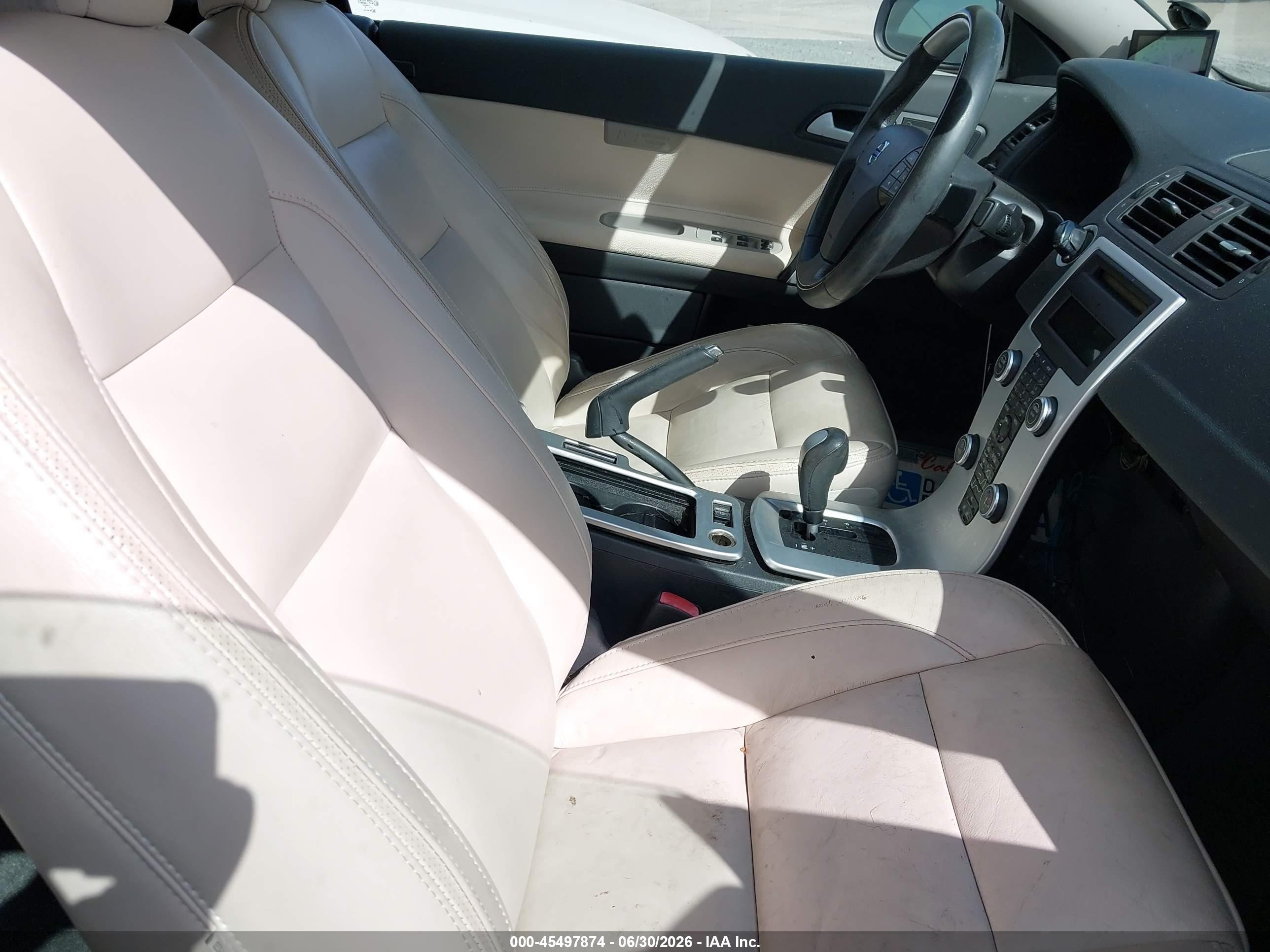 2013 Volvo C70 T5 Red vin: YV1672MCXDJ144087