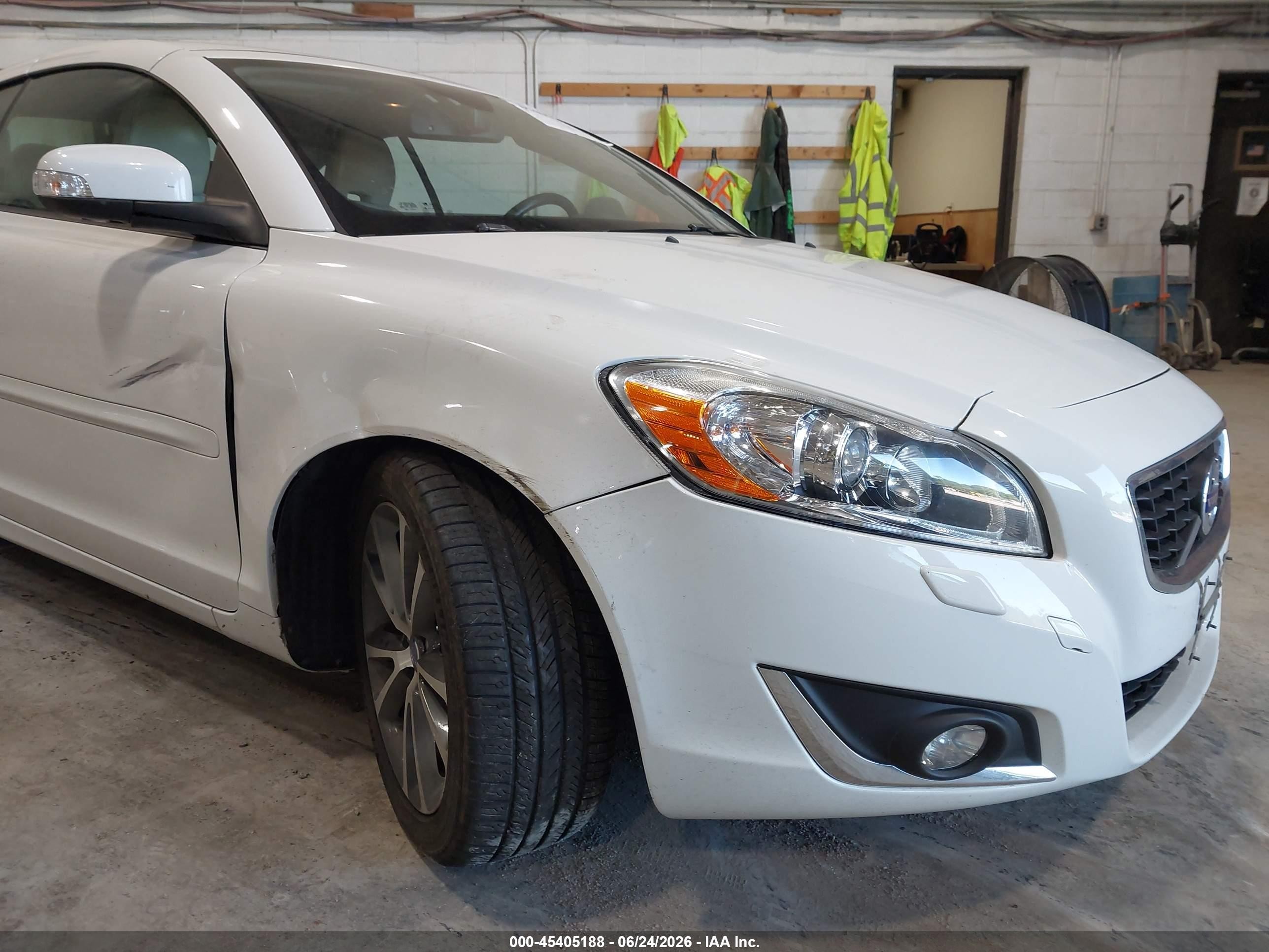 2013 Volvo C70 T5 White vin: YV1672MCXDJ144123