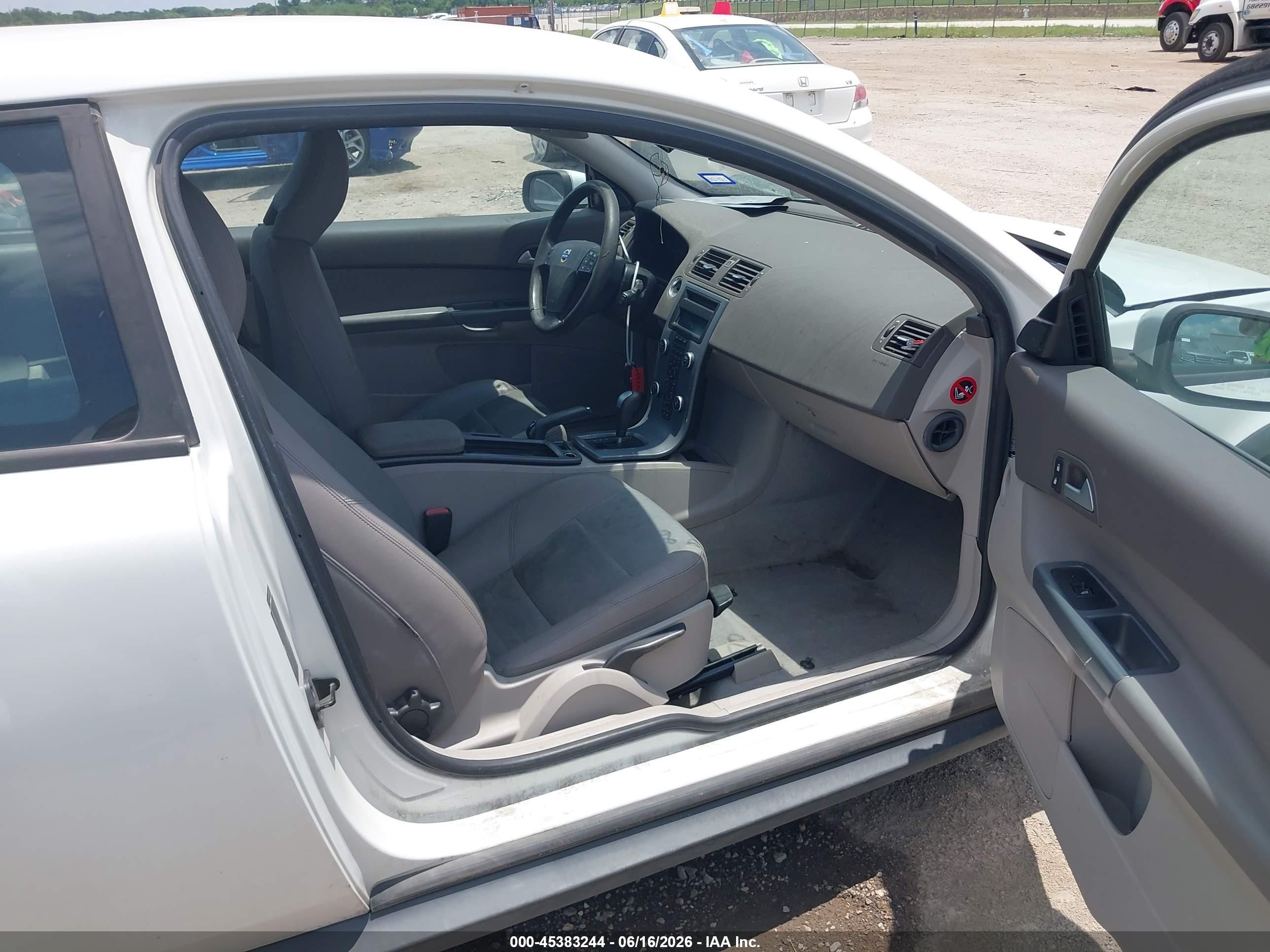 2010 Volvo C30 T5/t5 R-design Белый vin: YV1672MK3A2183262