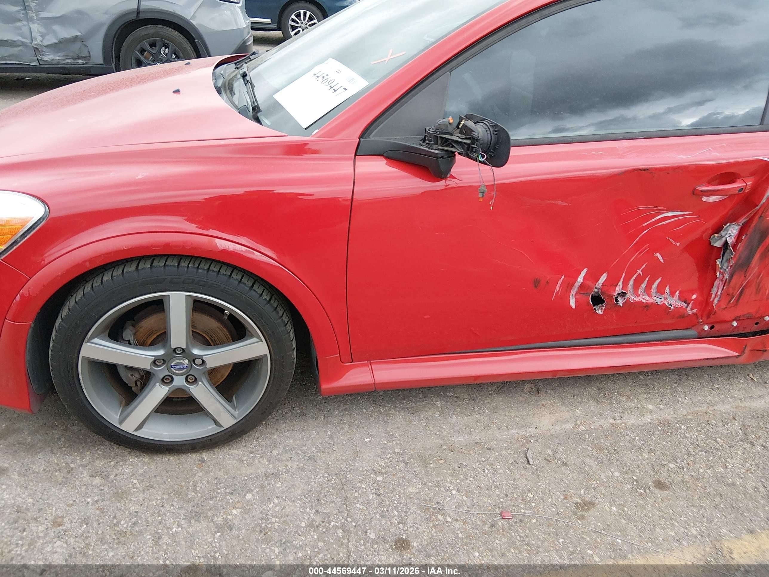 2013 Volvo C30 T5/t5 Platinum/t5 Premier/t5 Premier Plus/t5 R-design/t5 R-design Platinum/t5 R-design Premier Red vin: YV1672MK5D2301641