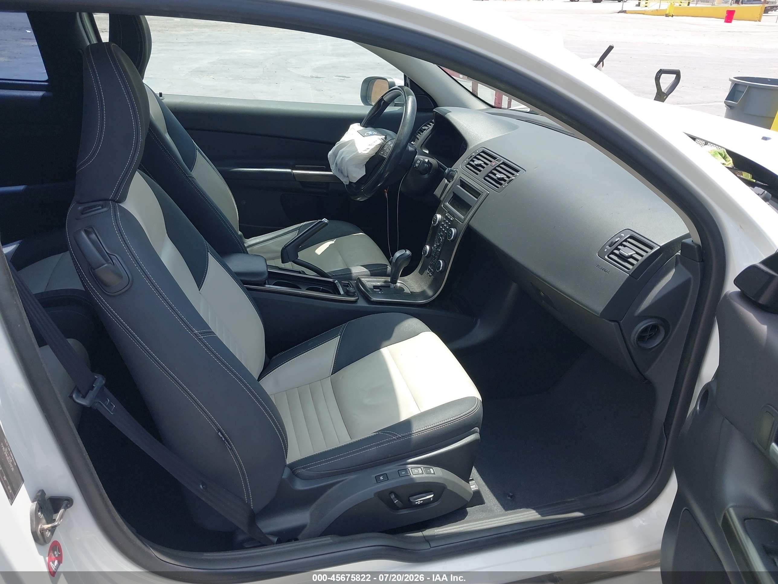 2013 Volvo C30 T5 R-design White vin: YV1672MK8D2311726