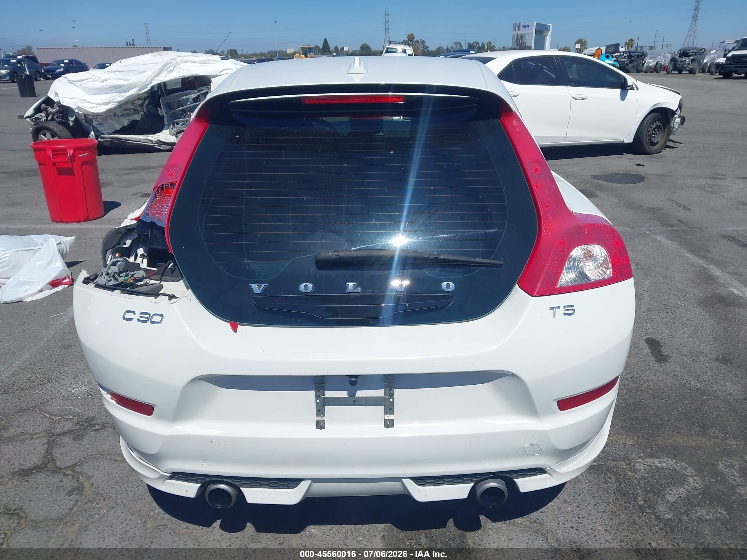 2011 Volvo C30 T5/t5 R-design White vin: YV1672MK9B2208893