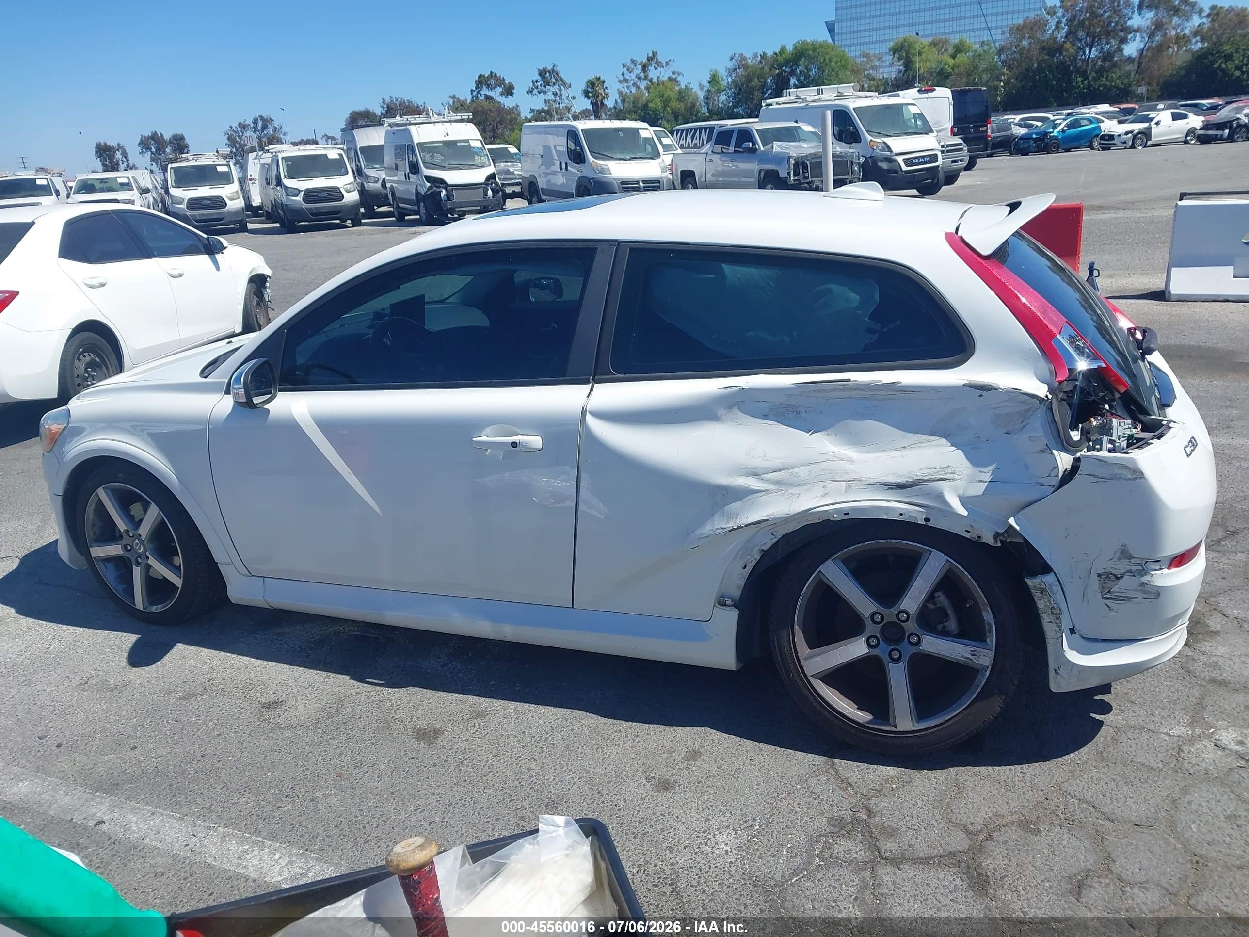 2011 Volvo C30 T5/t5 R-design White vin: YV1672MK9B2208893