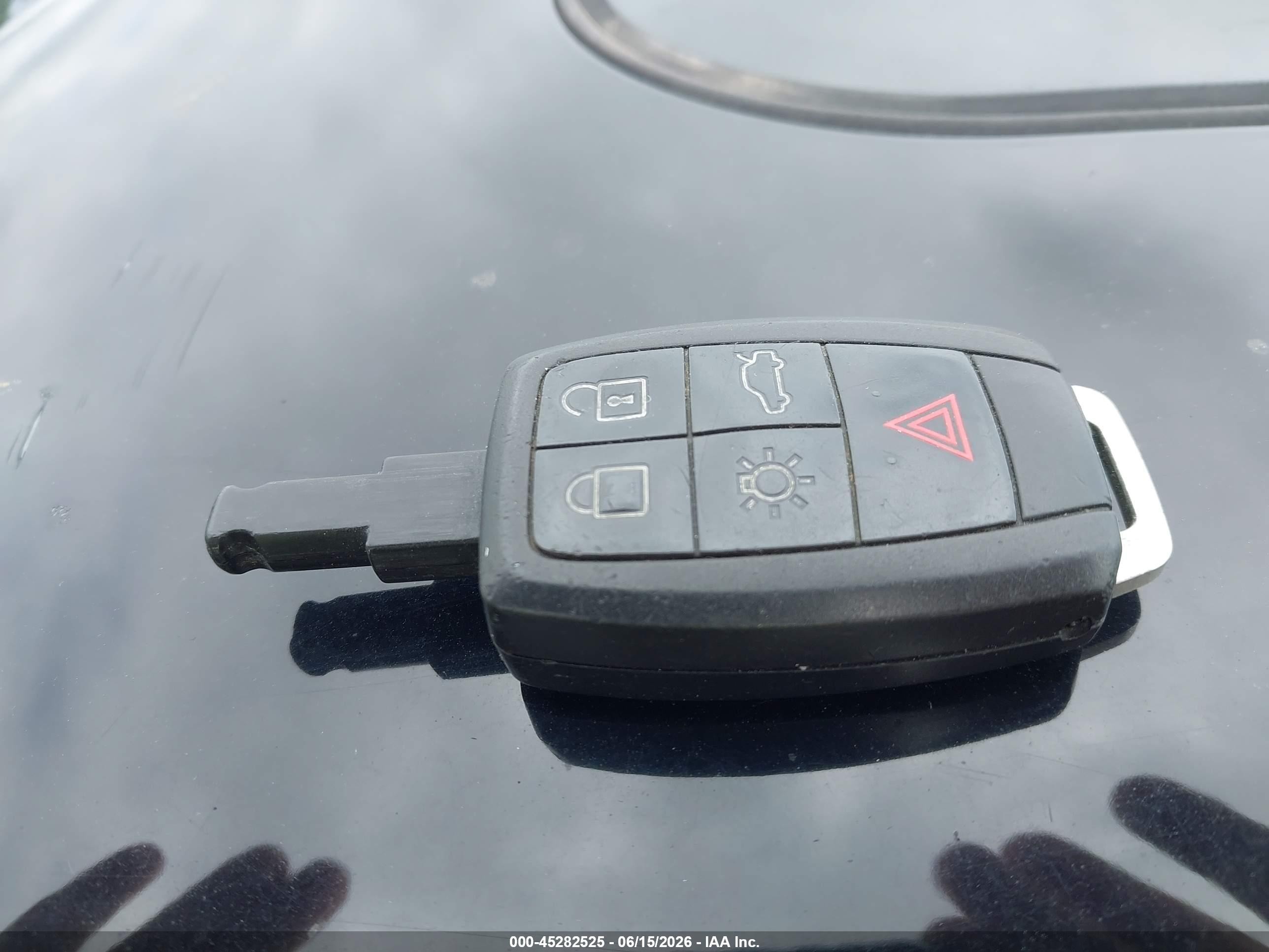 2011 Volvo C30   Черный vin: YV1672MKXB2224052