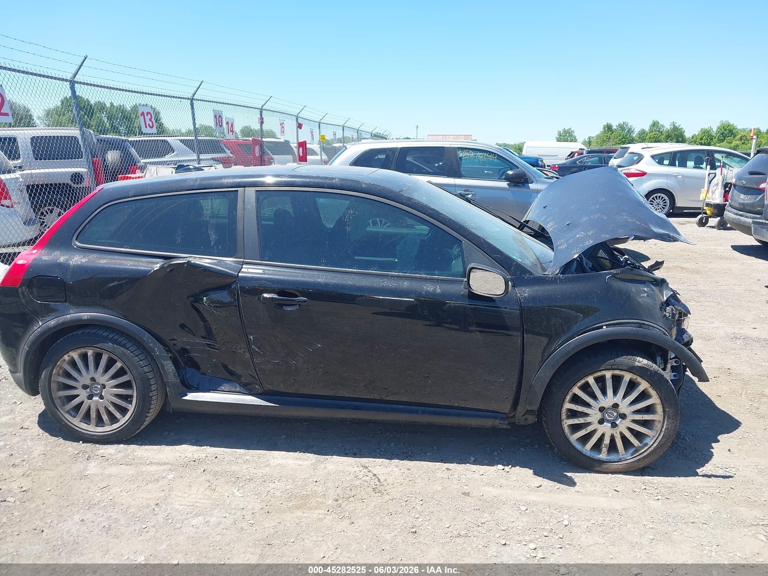 2011 Volvo C30   Черный vin: YV1672MKXB2224052