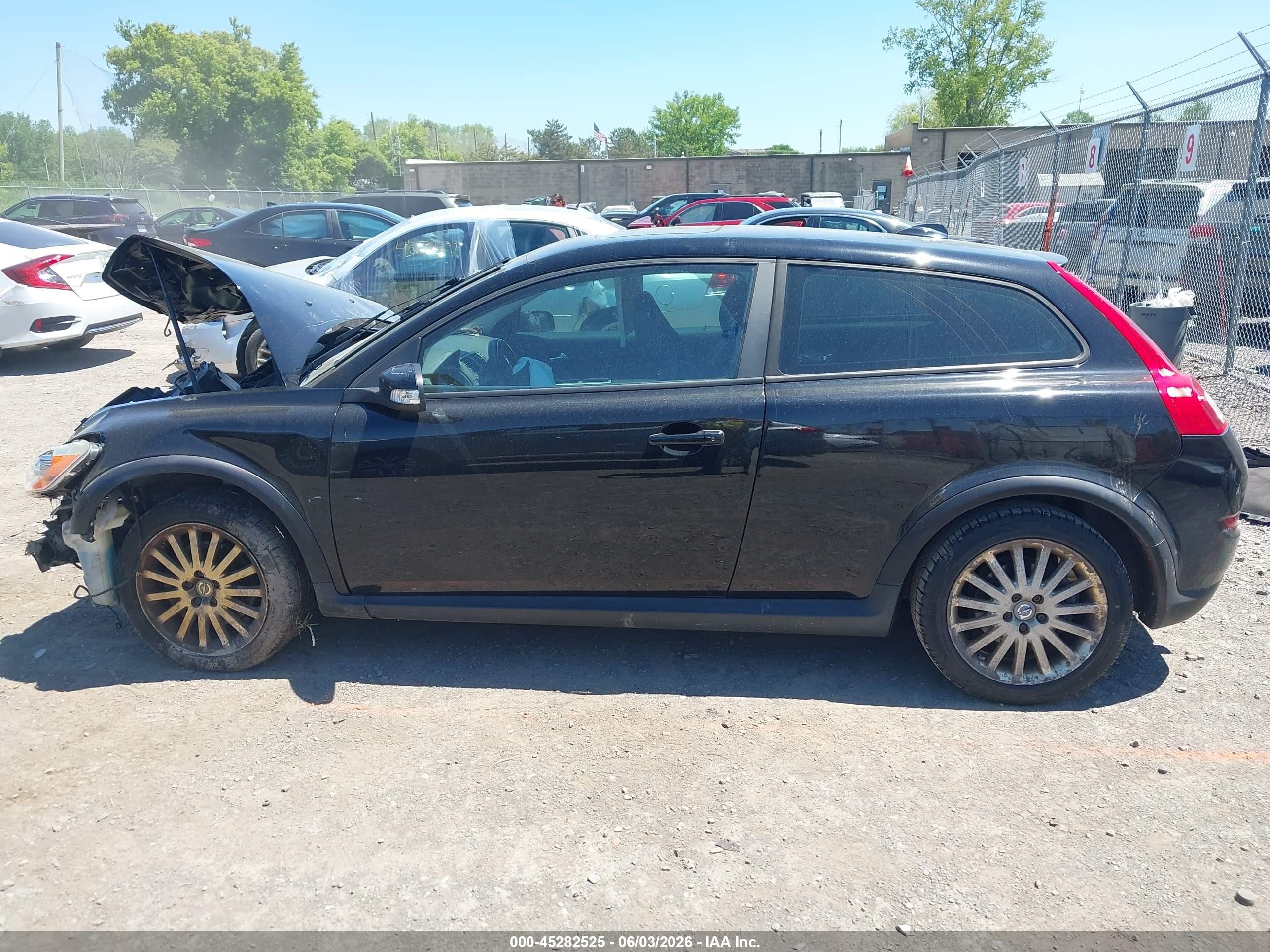 2011 Volvo C30   Черный vin: YV1672MKXB2224052