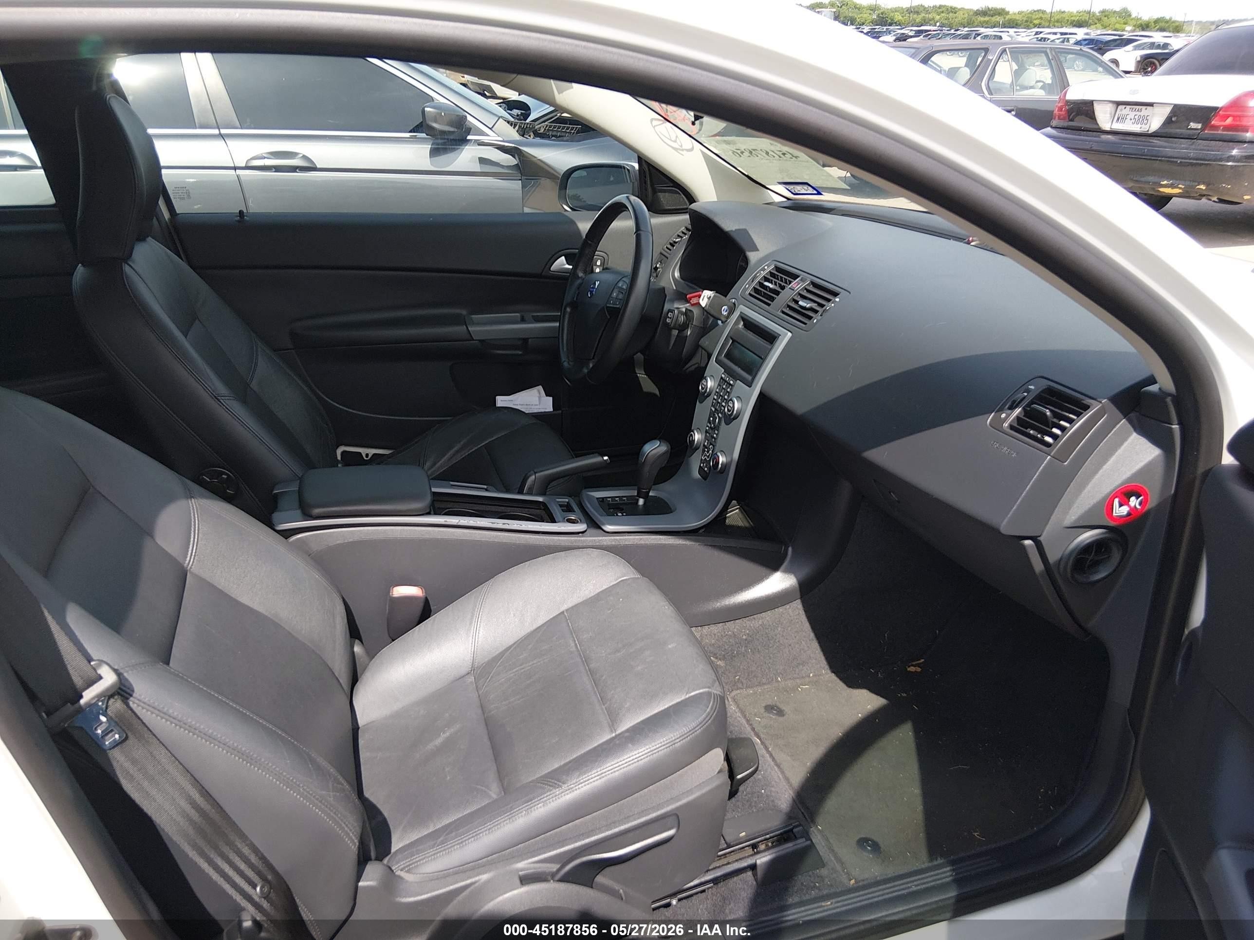 2012 Volvo C30 T5/t5 Platinum/t5 Premier Plus/t5 R-design/t5 R-design Platinum/t5 R-design Premier Plus White vin: YV1672MKXC2286326