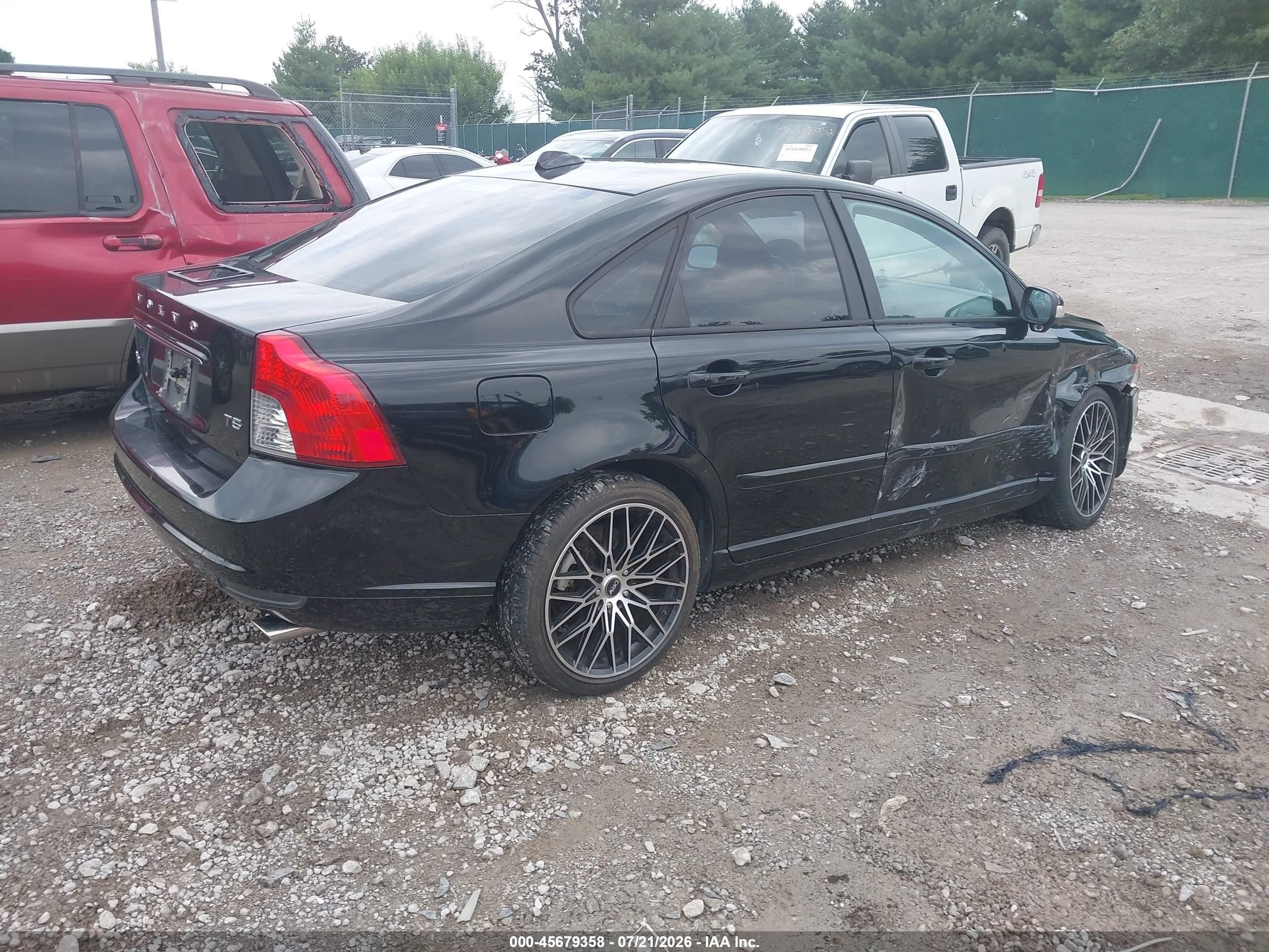2011 Volvo S40 R-design/t5 (retail Only) Black vin: YV1672MS4B2536352