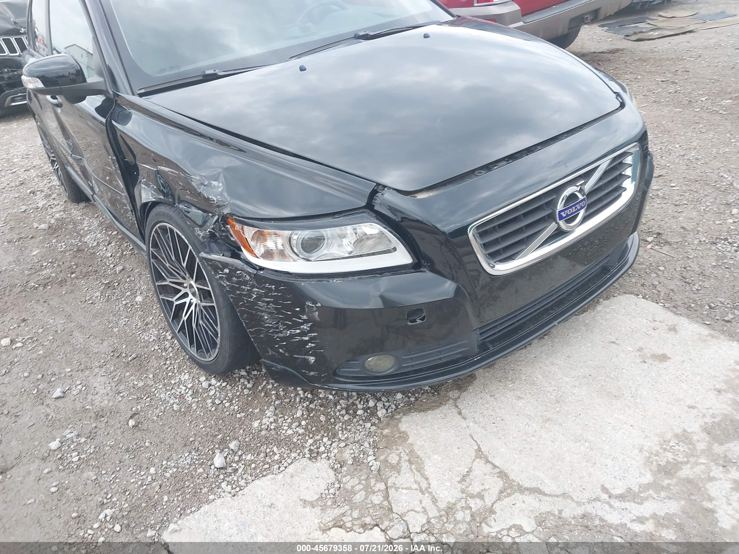 2011 Volvo S40 R-design/t5 (retail Only) Black vin: YV1672MS4B2536352