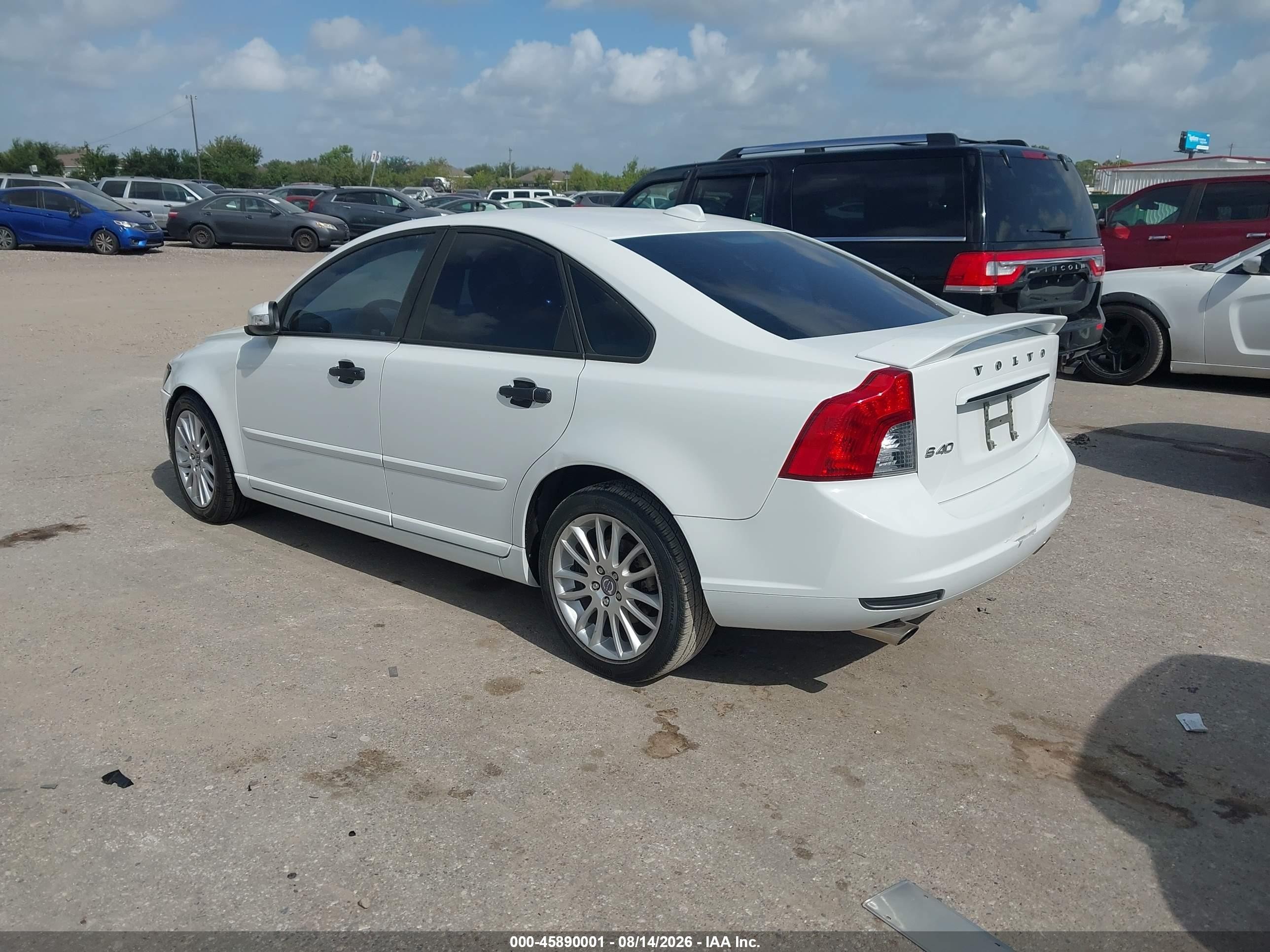 2011 Volvo S40 R-design/t5 (fleet Only)/t5 (retail Only) White vin: YV1672MS8B2546172