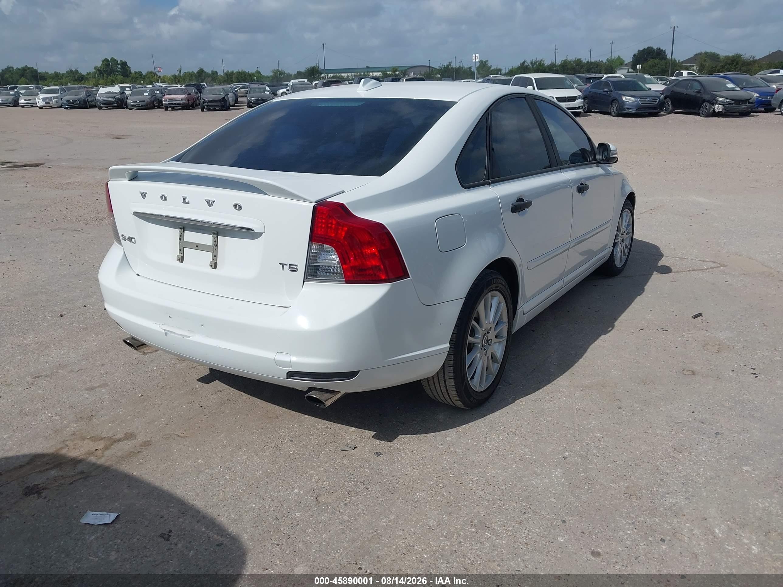 2011 Volvo S40 R-design/t5 (fleet Only)/t5 (retail Only) White vin: YV1672MS8B2546172
