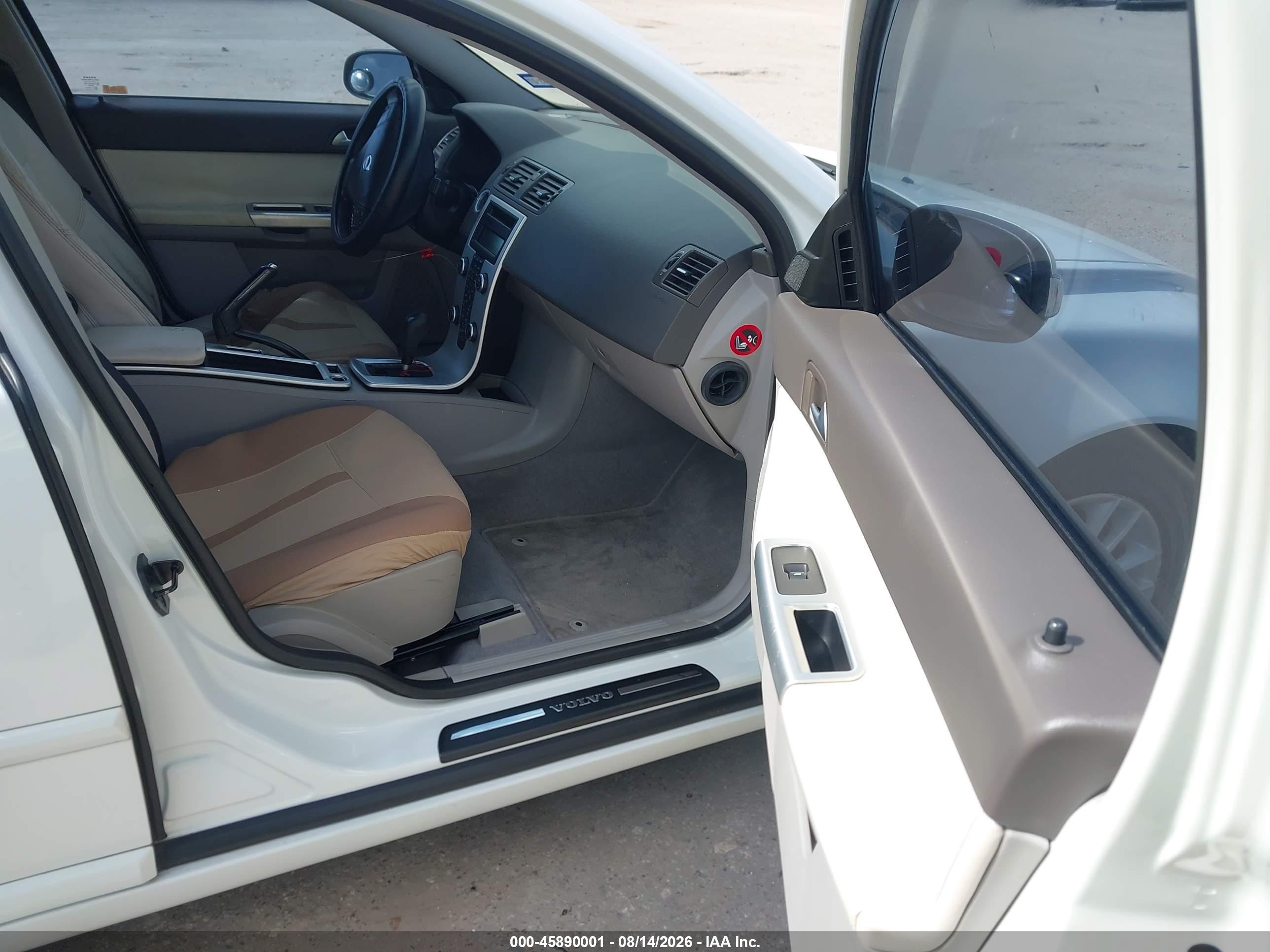 2011 Volvo S40 R-design/t5 (fleet Only)/t5 (retail Only) White vin: YV1672MS8B2546172