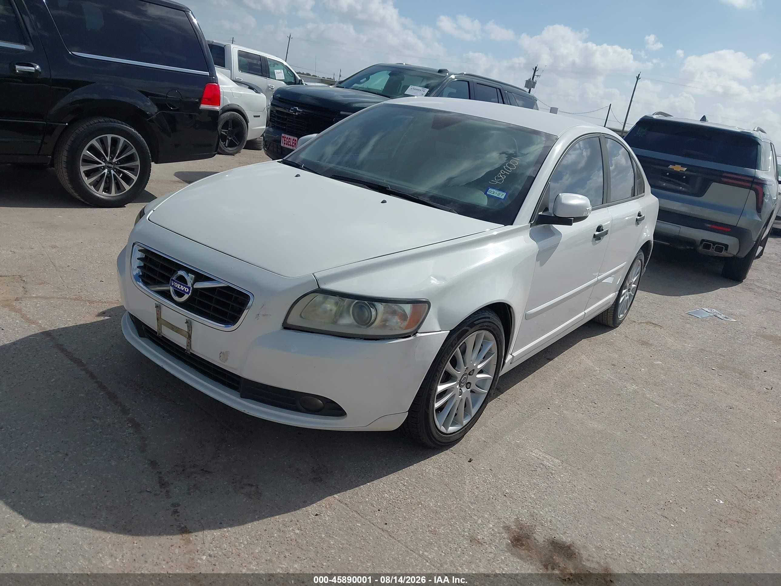 2011 Volvo S40 R-design/t5 (fleet Only)/t5 (retail Only) White vin: YV1672MS8B2546172
