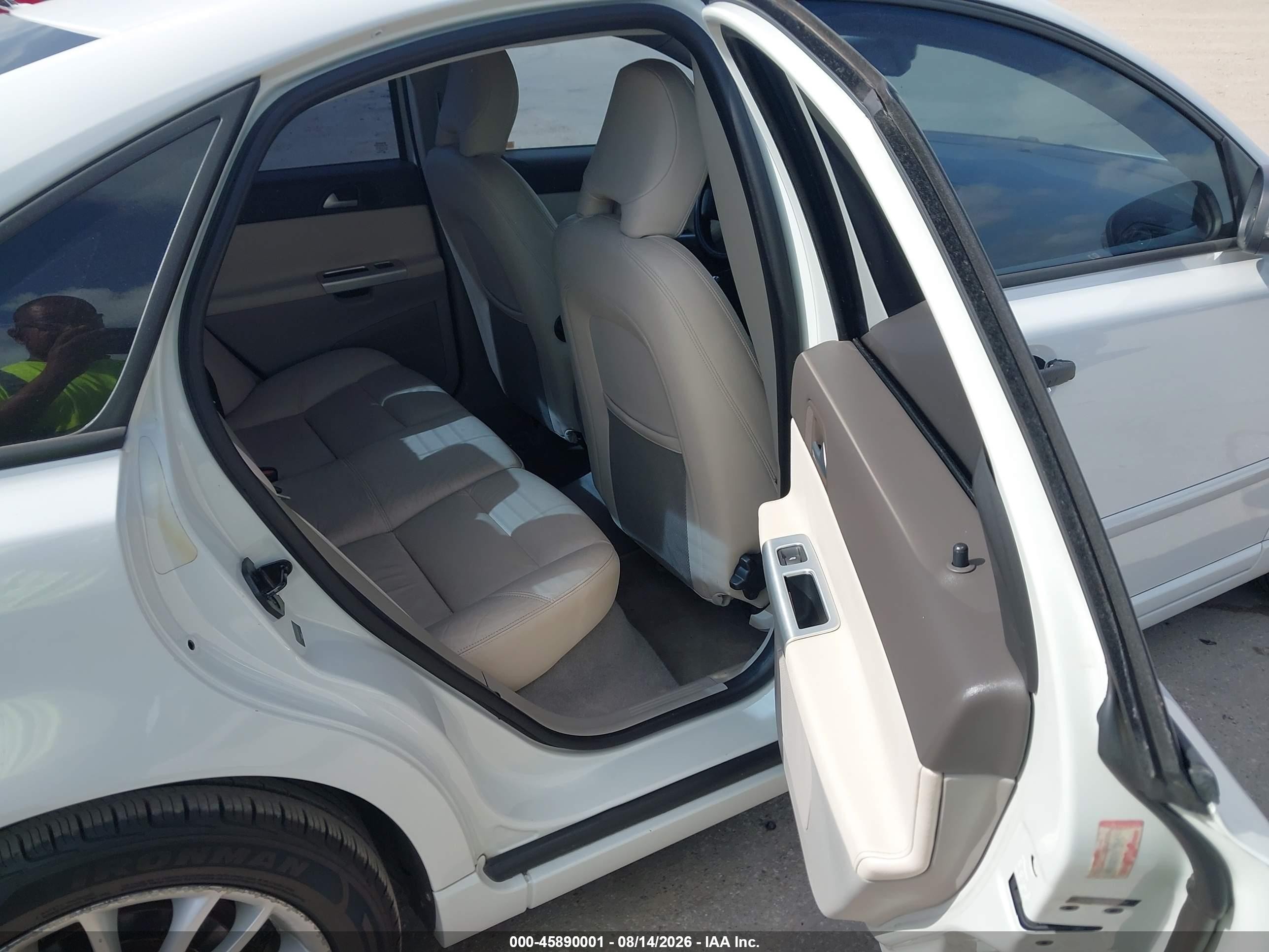 2011 Volvo S40 R-design/t5 (fleet Only)/t5 (retail Only) White vin: YV1672MS8B2546172