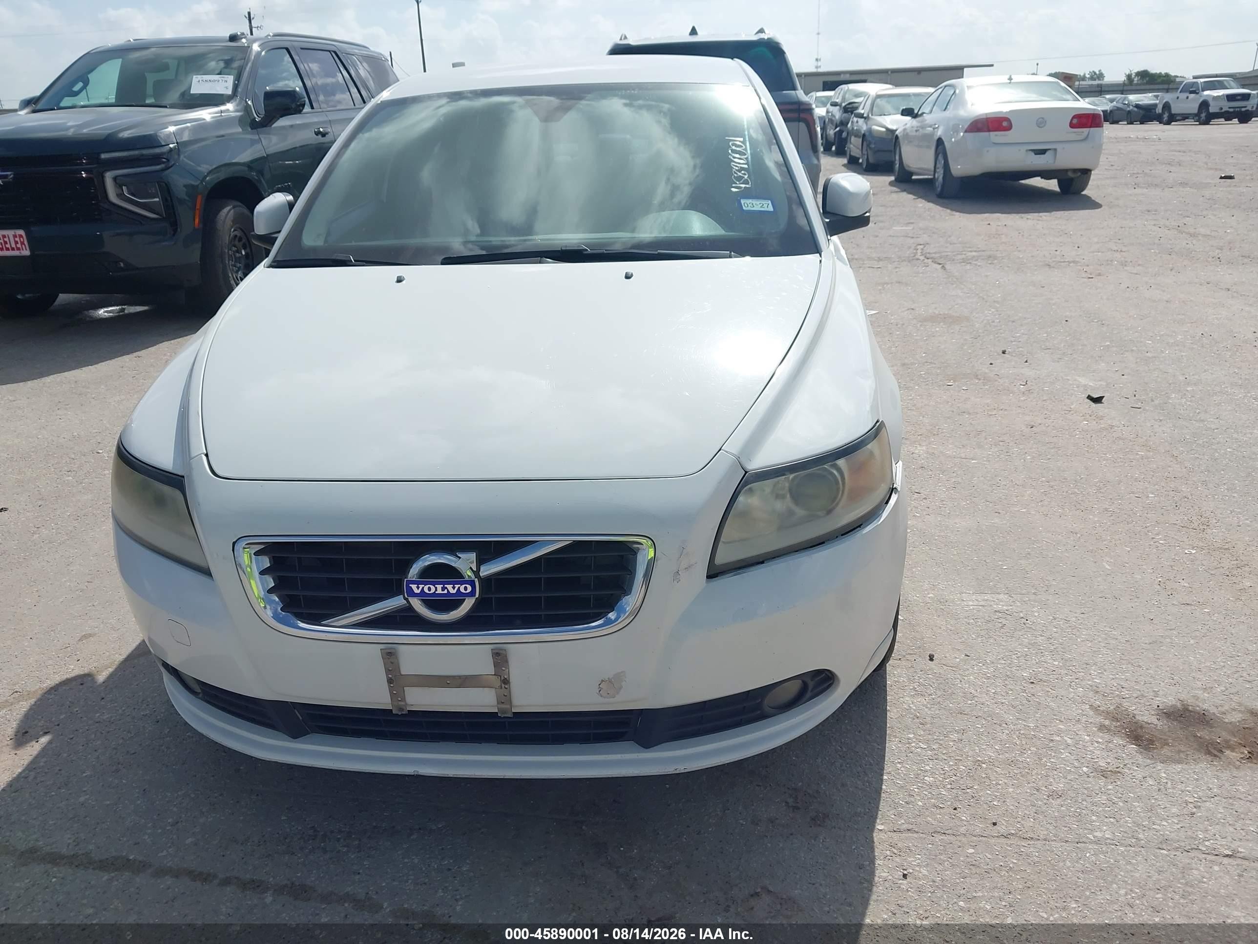 2011 Volvo S40 R-design/t5 (fleet Only)/t5 (retail Only) White vin: YV1672MS8B2546172