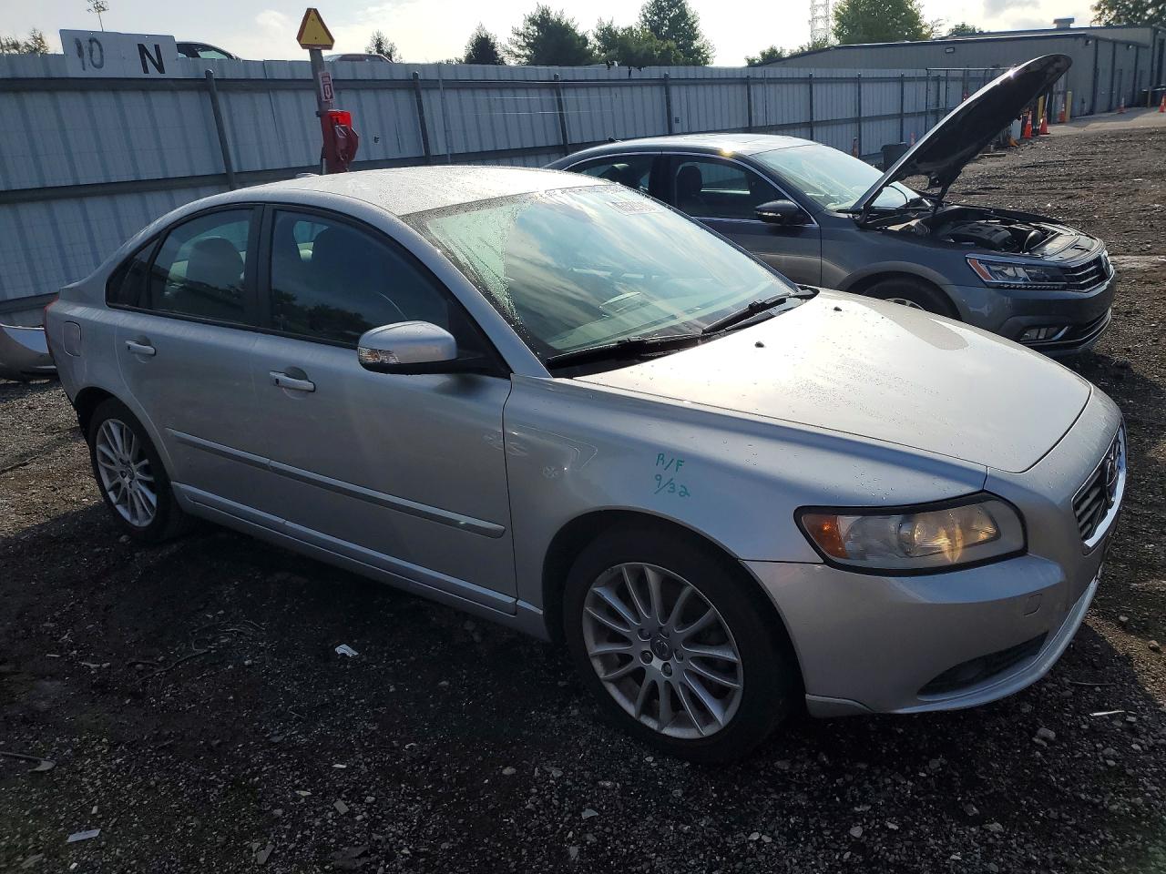 2011 Volvo S40 T5 Silver vin: YV1672MS9B2549324