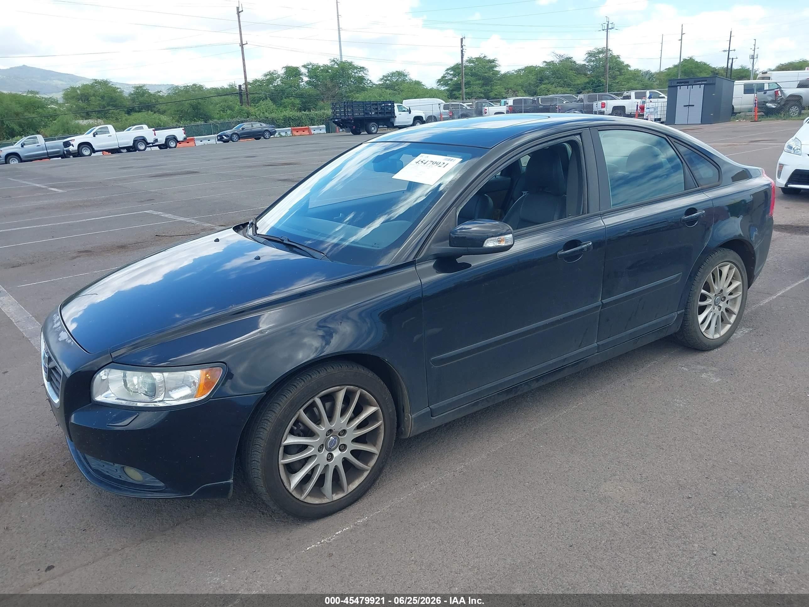 2011 Volvo S40 R-design/t5 (retail Only) Black vin: YV1672MSXB2536260