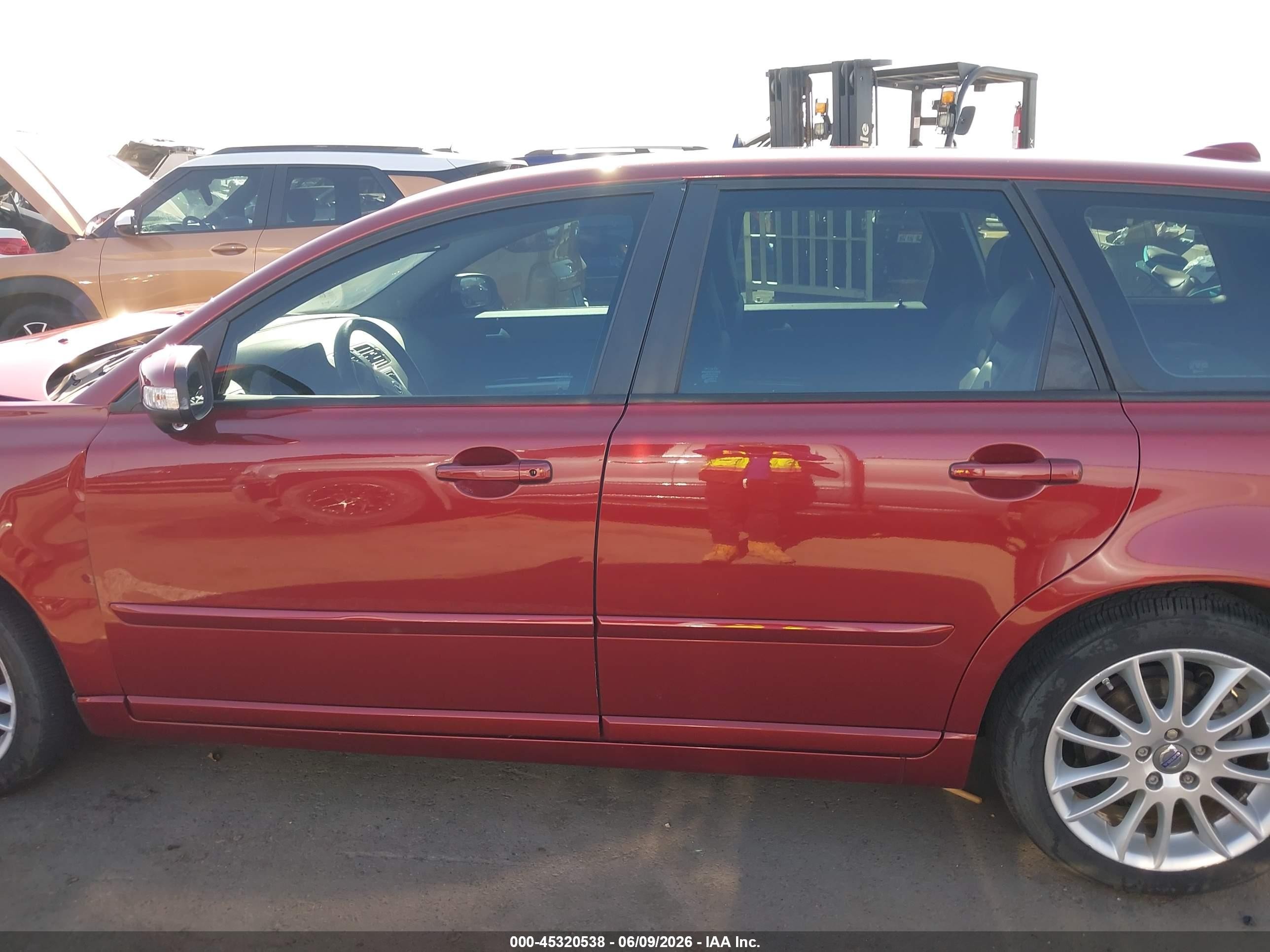 2011 Volvo V50 T5 Red vin: YV1672MW1B2606067