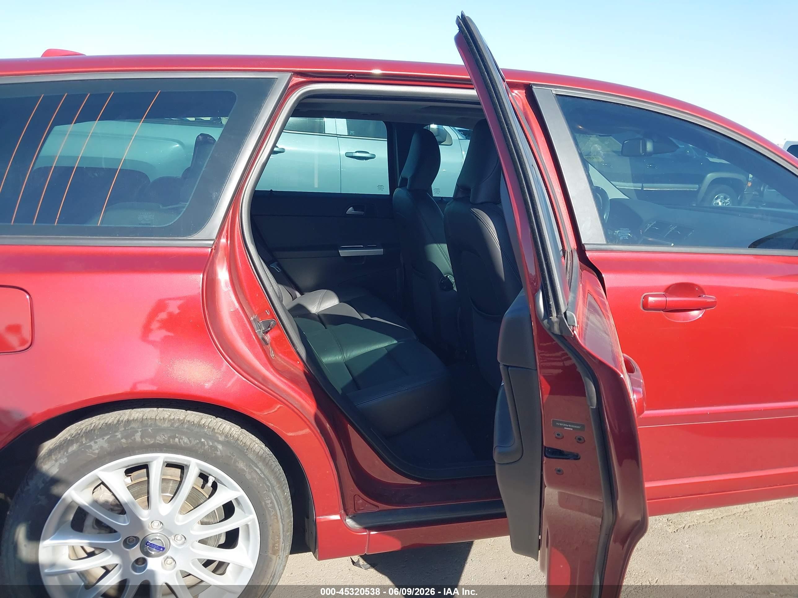 2011 Volvo V50 T5 Red vin: YV1672MW1B2606067