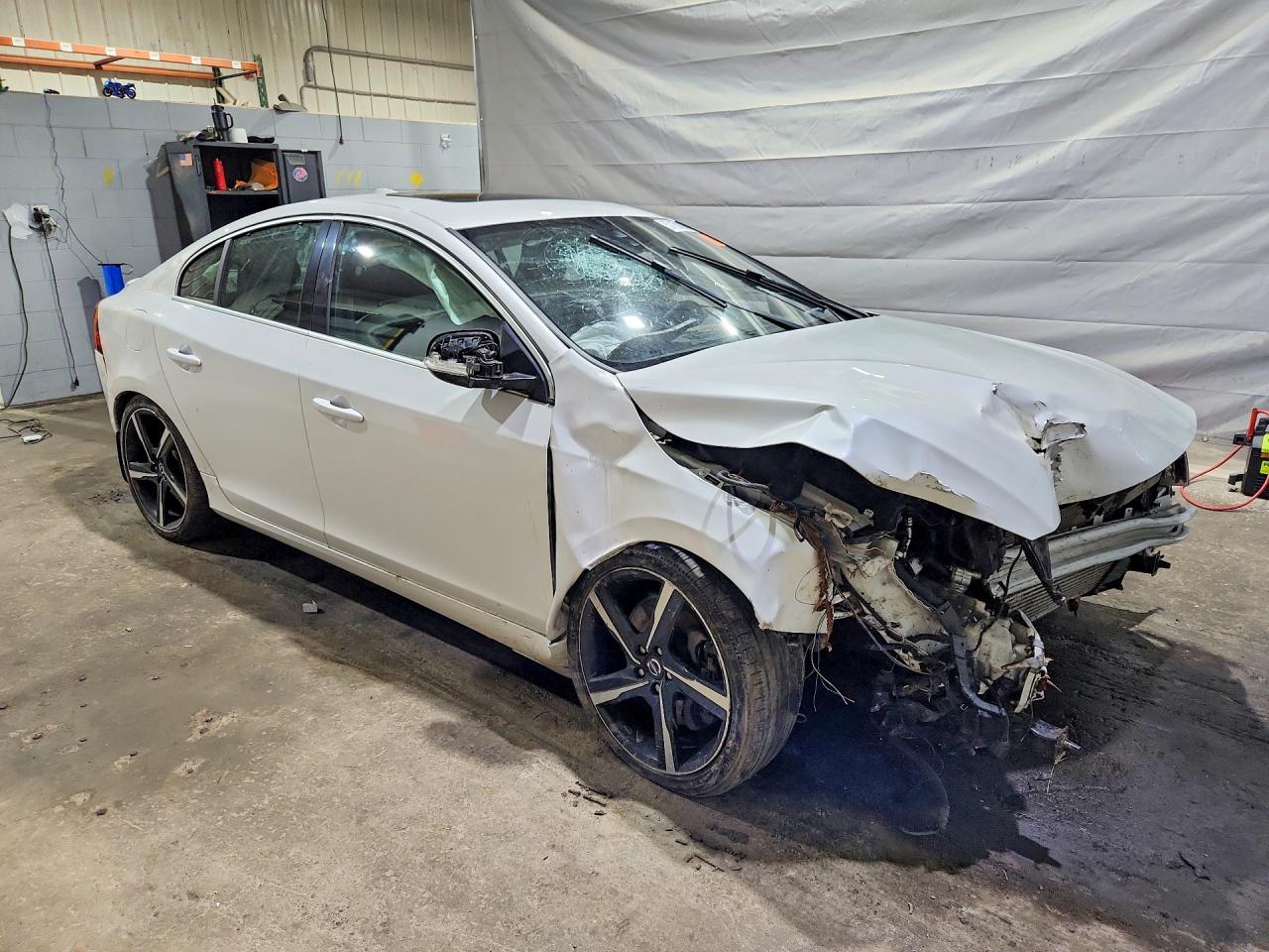 2014 Volvo S60 T6 Белый vin: YV1902FH0E2297132