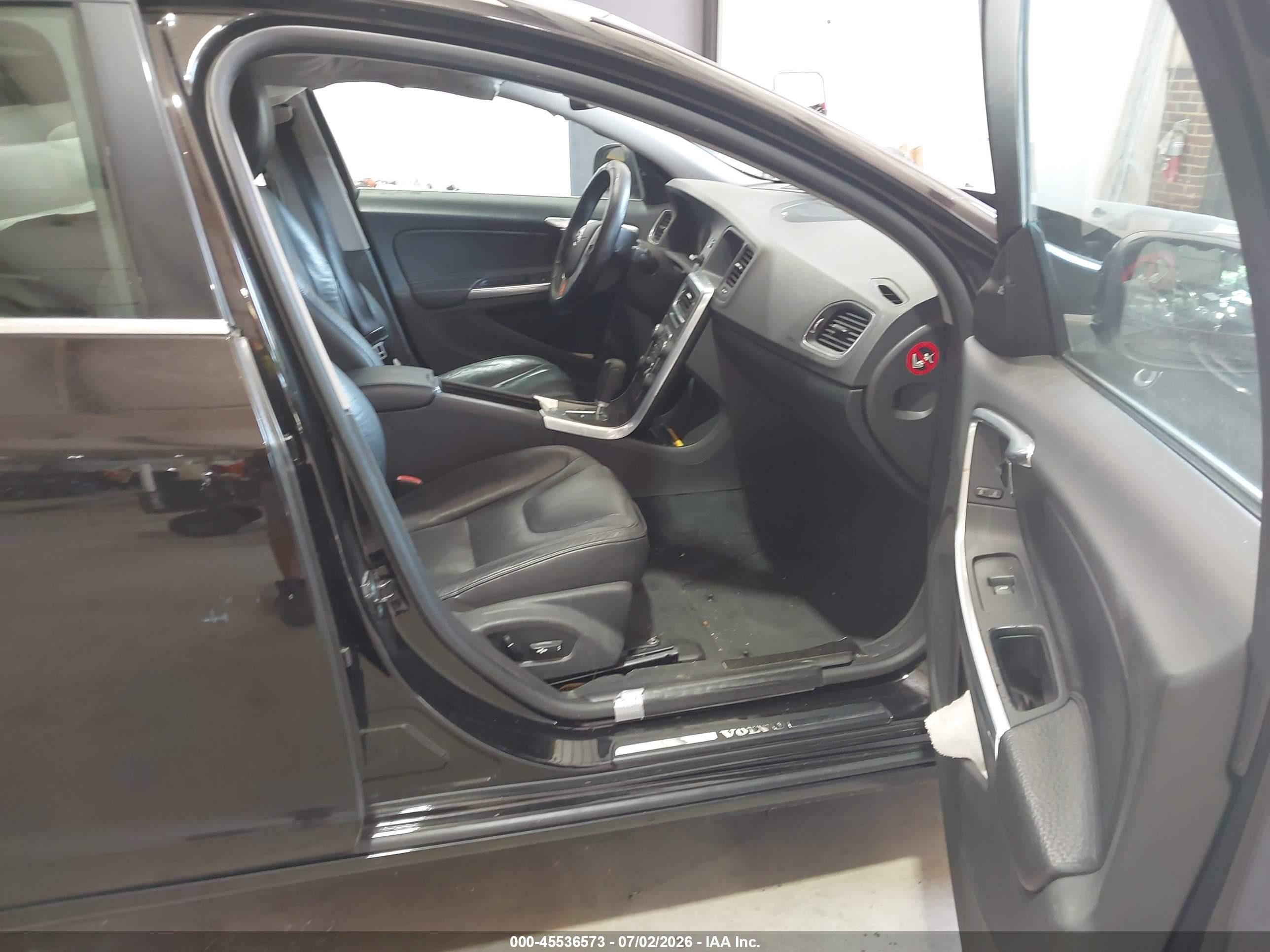 2011 Volvo S60 T6 (retail Only)/w/moonroof Черный vin: YV1902FH6B2003485