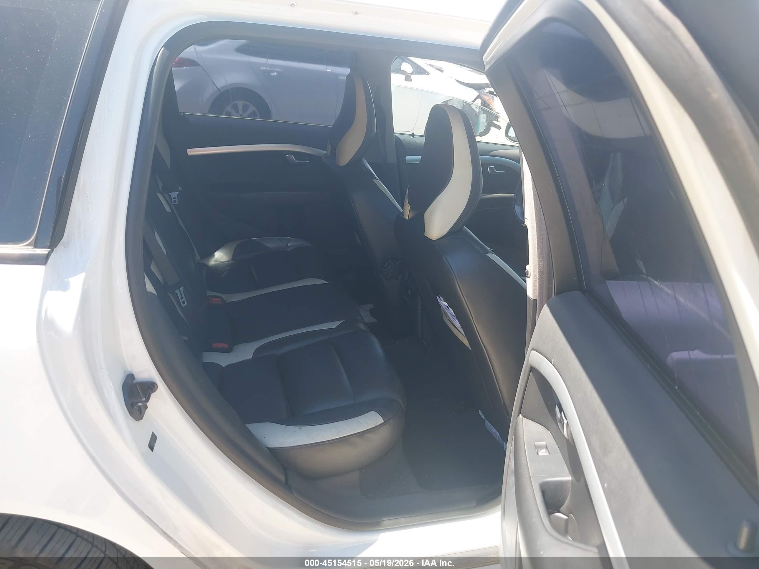 2010 Volvo V70 3.2/3.2 R-design White vin: YV1982BW3A1151370