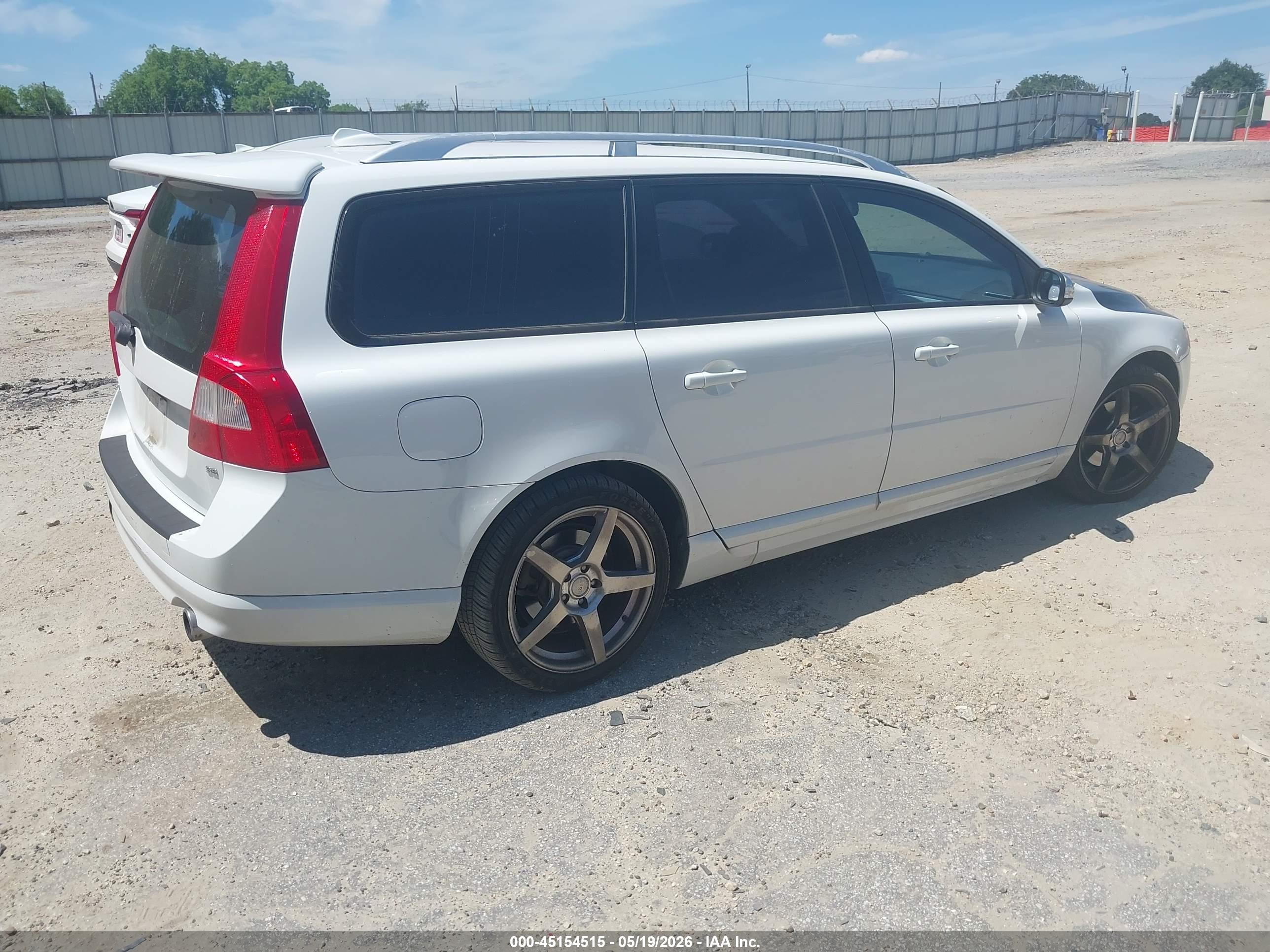 2010 Volvo V70 3.2/3.2 R-design White vin: YV1982BW3A1151370