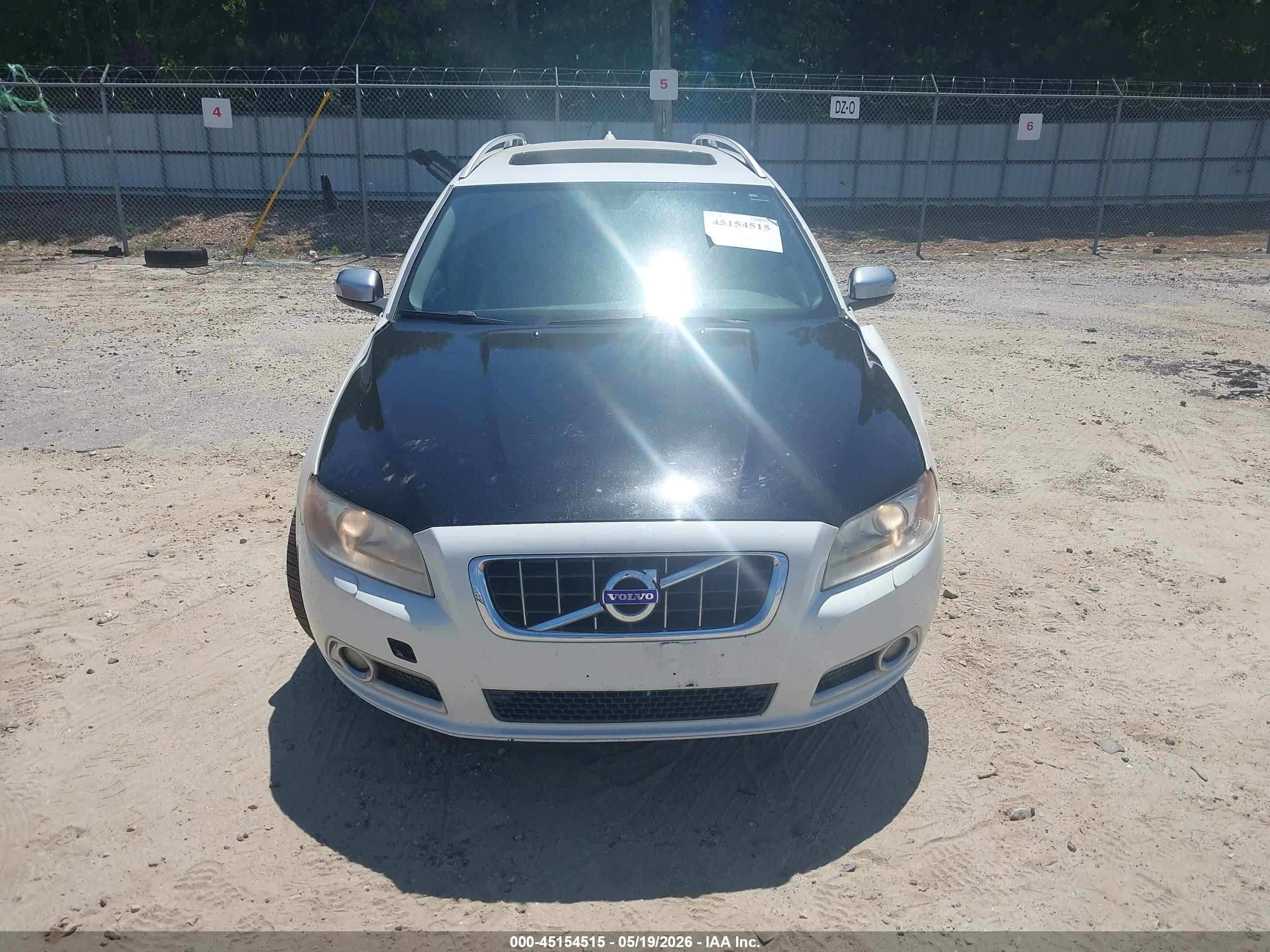 2010 Volvo V70 3.2/3.2 R-design White vin: YV1982BW3A1151370