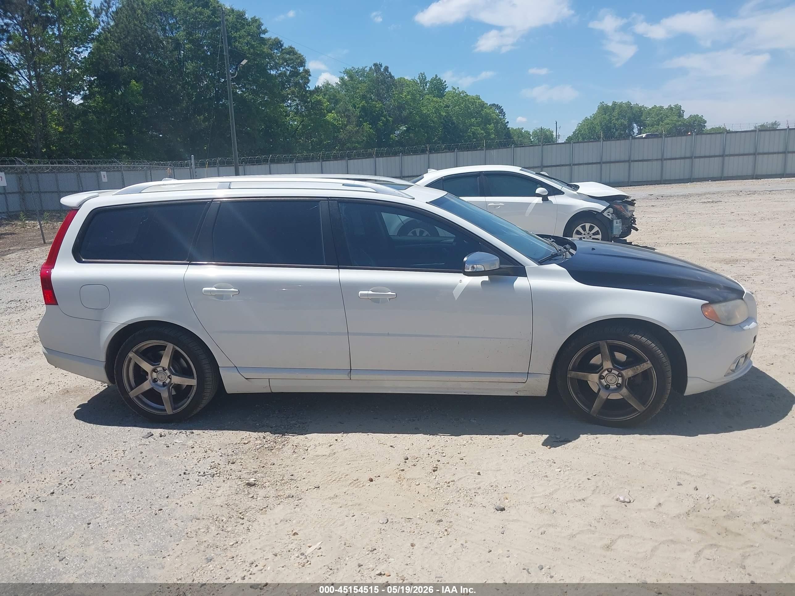 2010 Volvo V70 3.2/3.2 R-design White vin: YV1982BW3A1151370