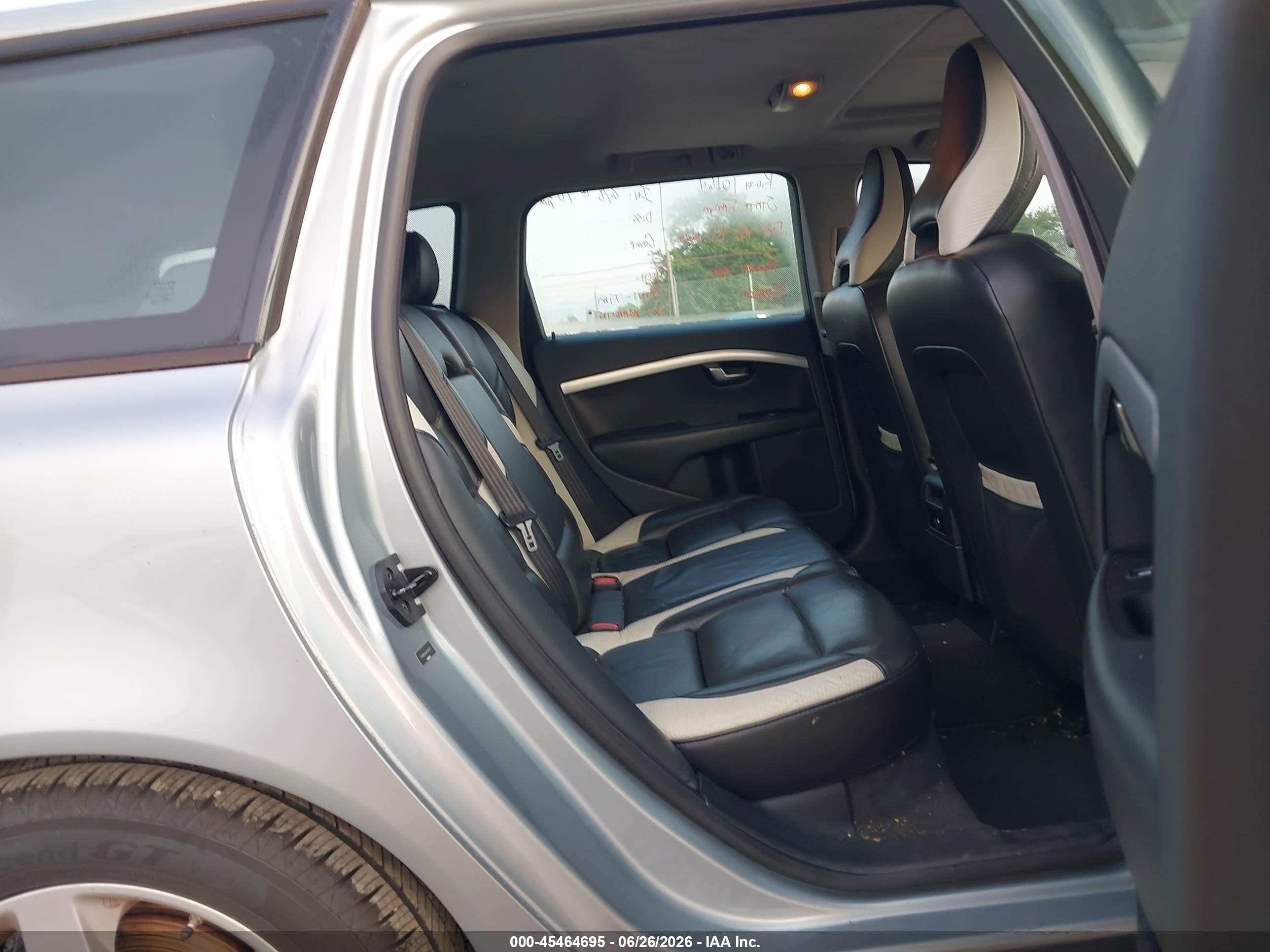 2010 Volvo V70 3.2/3.2 R-design Silver vin: YV1982BW9A1118311