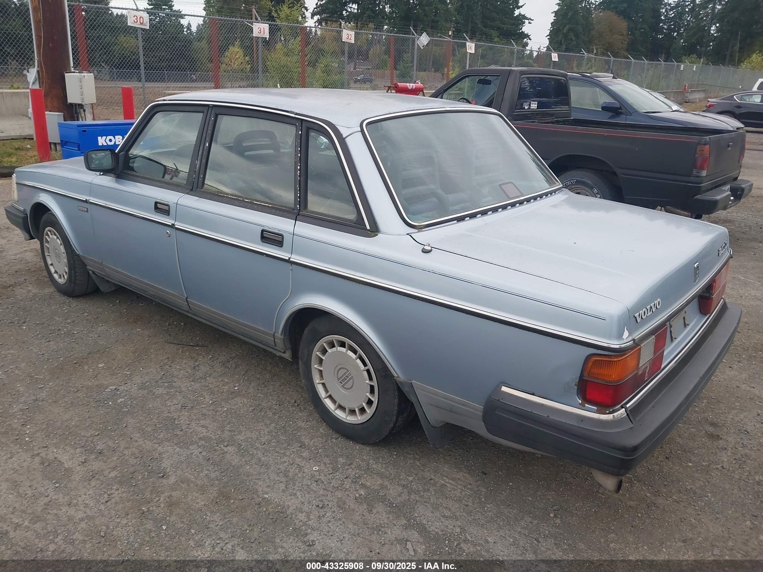 1990 Volvo 240 Dl Blue vin: YV1AA8840L1412547