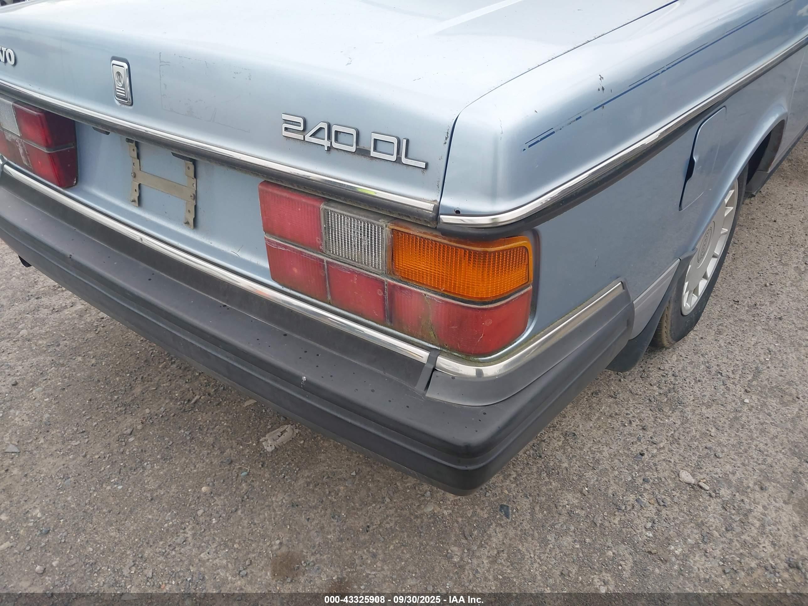 1990 Volvo 240 Dl Blue vin: YV1AA8840L1412547