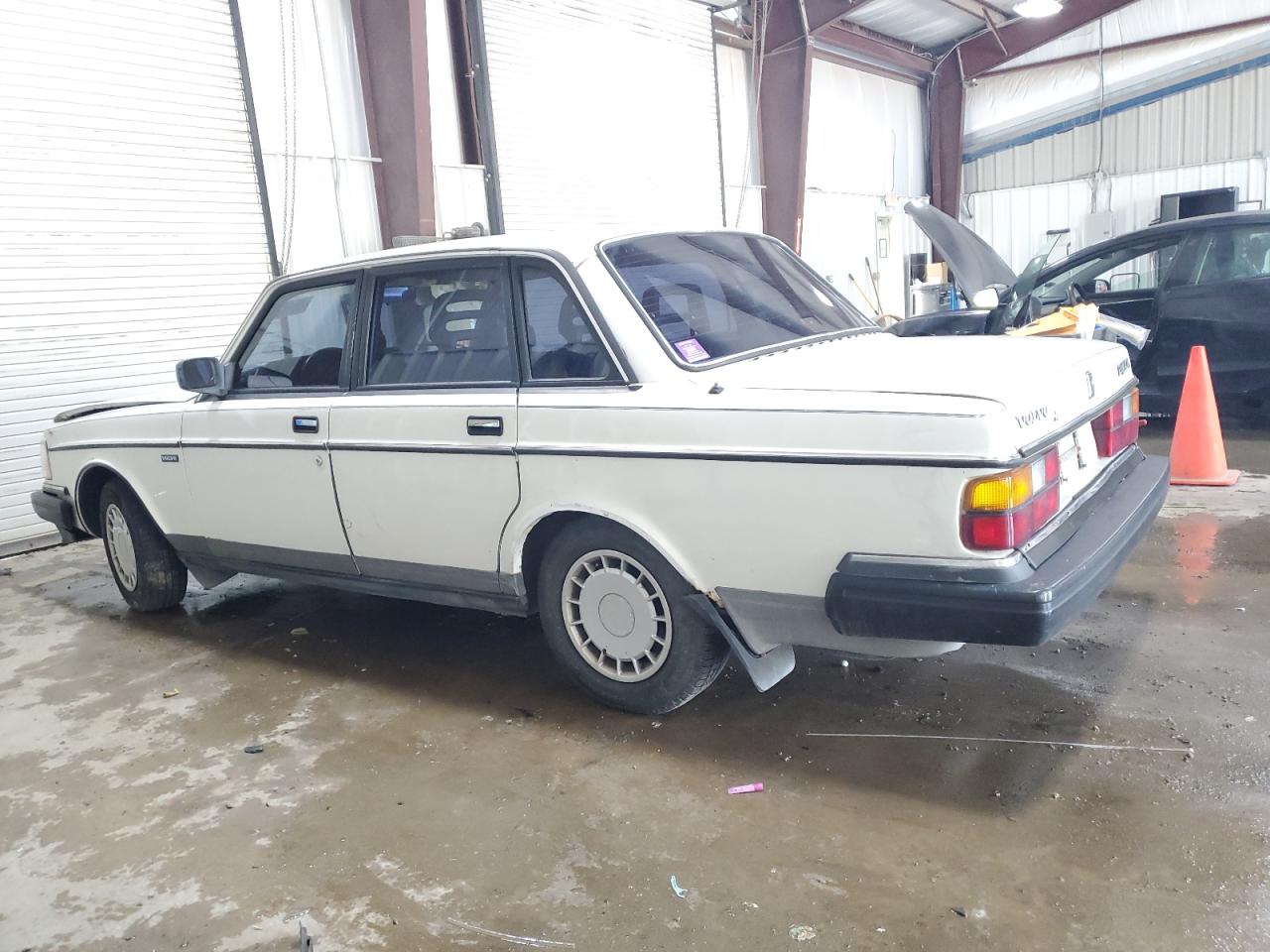 1990 Volvo 240 Base White vin: YV1AA8840L1425573