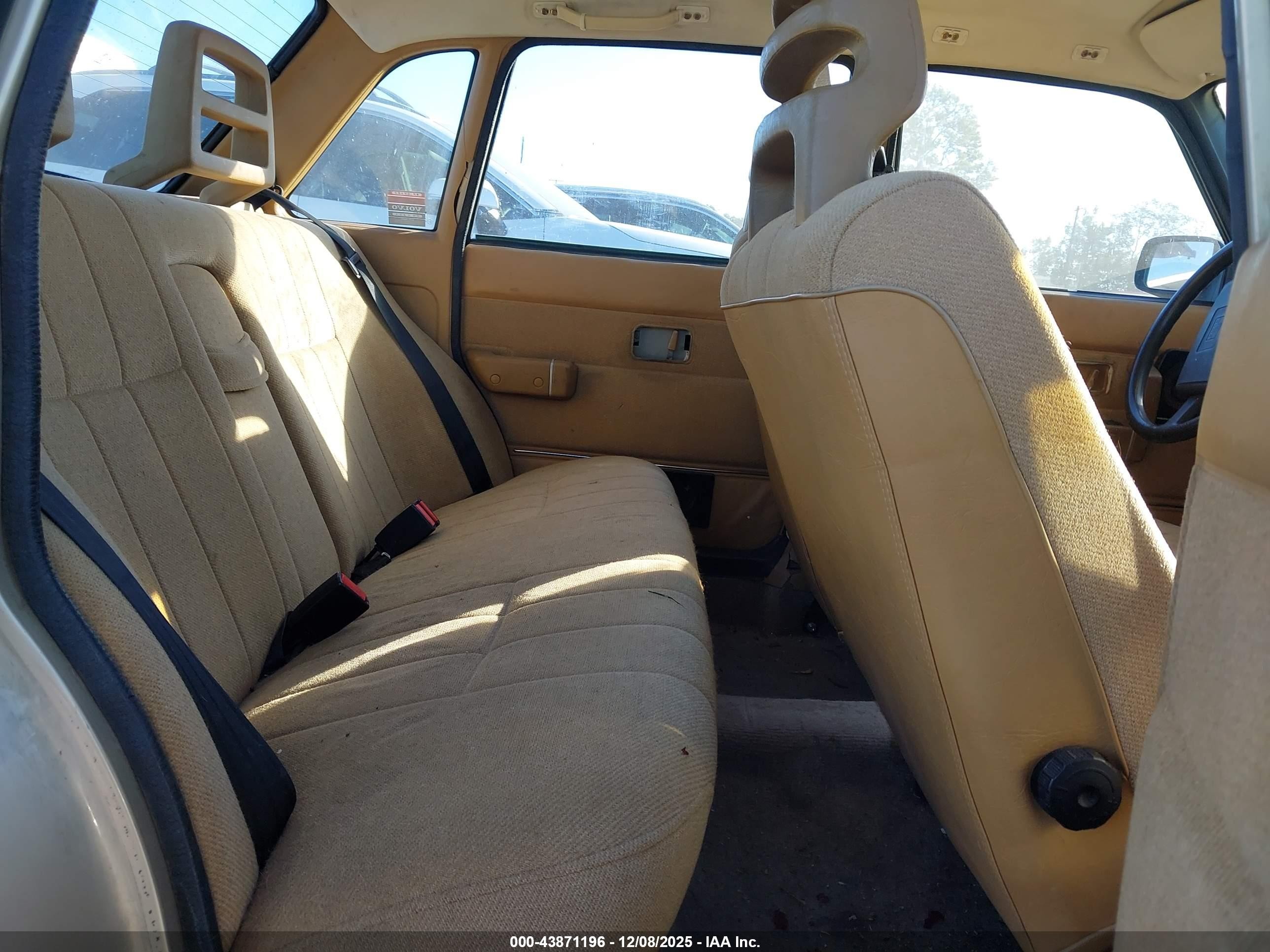1991 Volvo 240   Gold vin: YV1AA8840M1441323