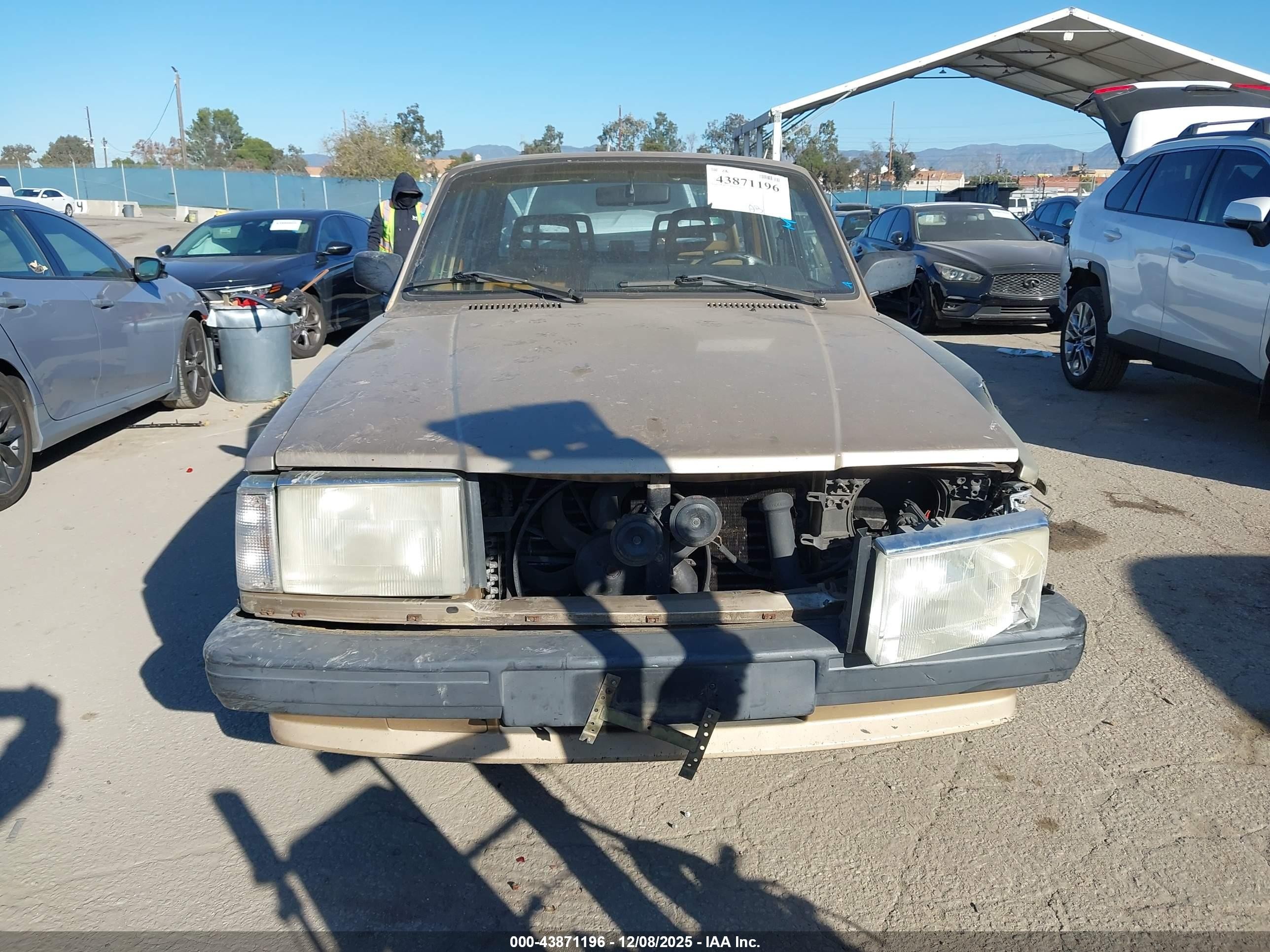 1991 Volvo 240   Gold vin: YV1AA8840M1441323