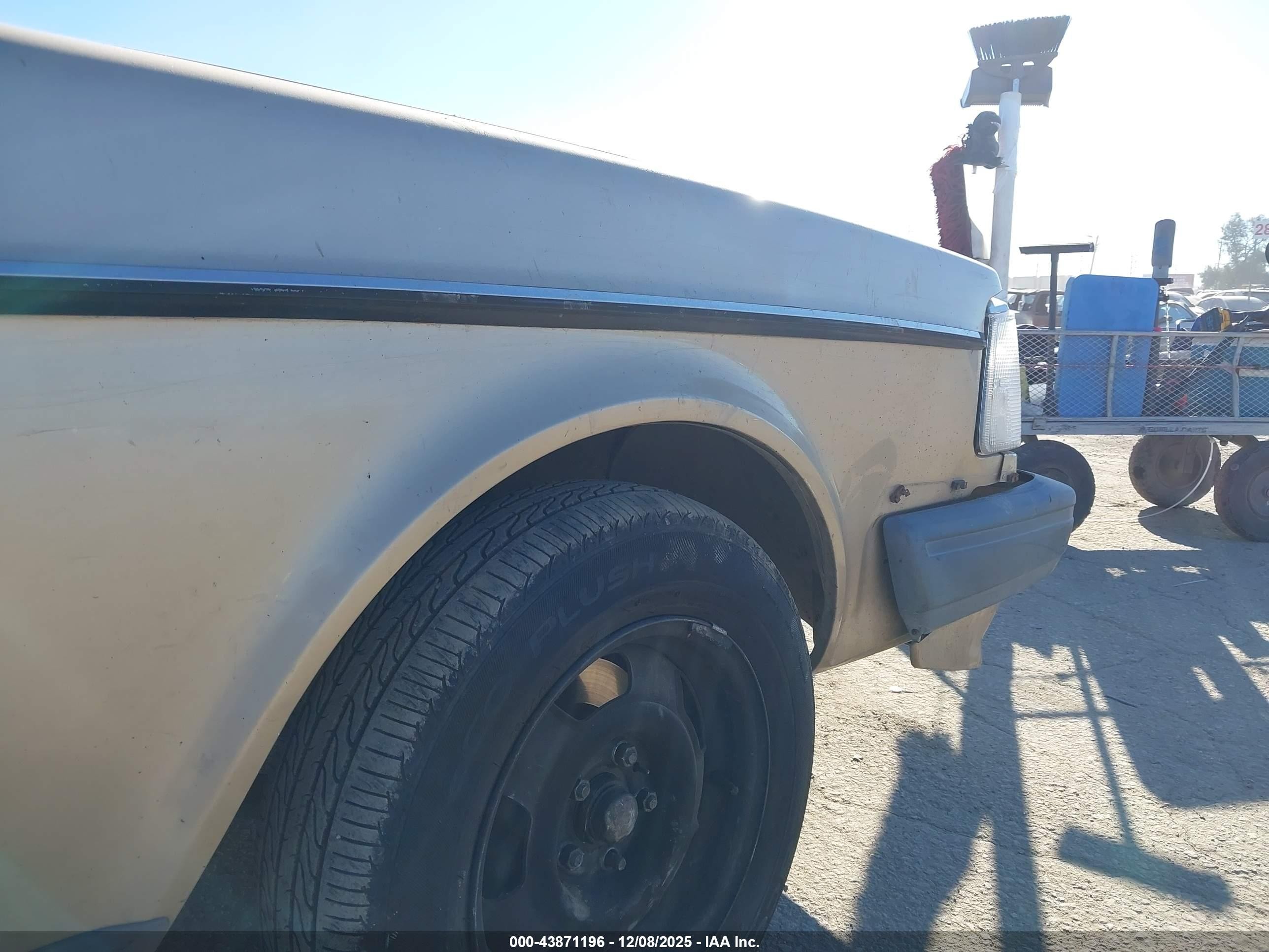 1991 Volvo 240   Gold vin: YV1AA8840M1441323